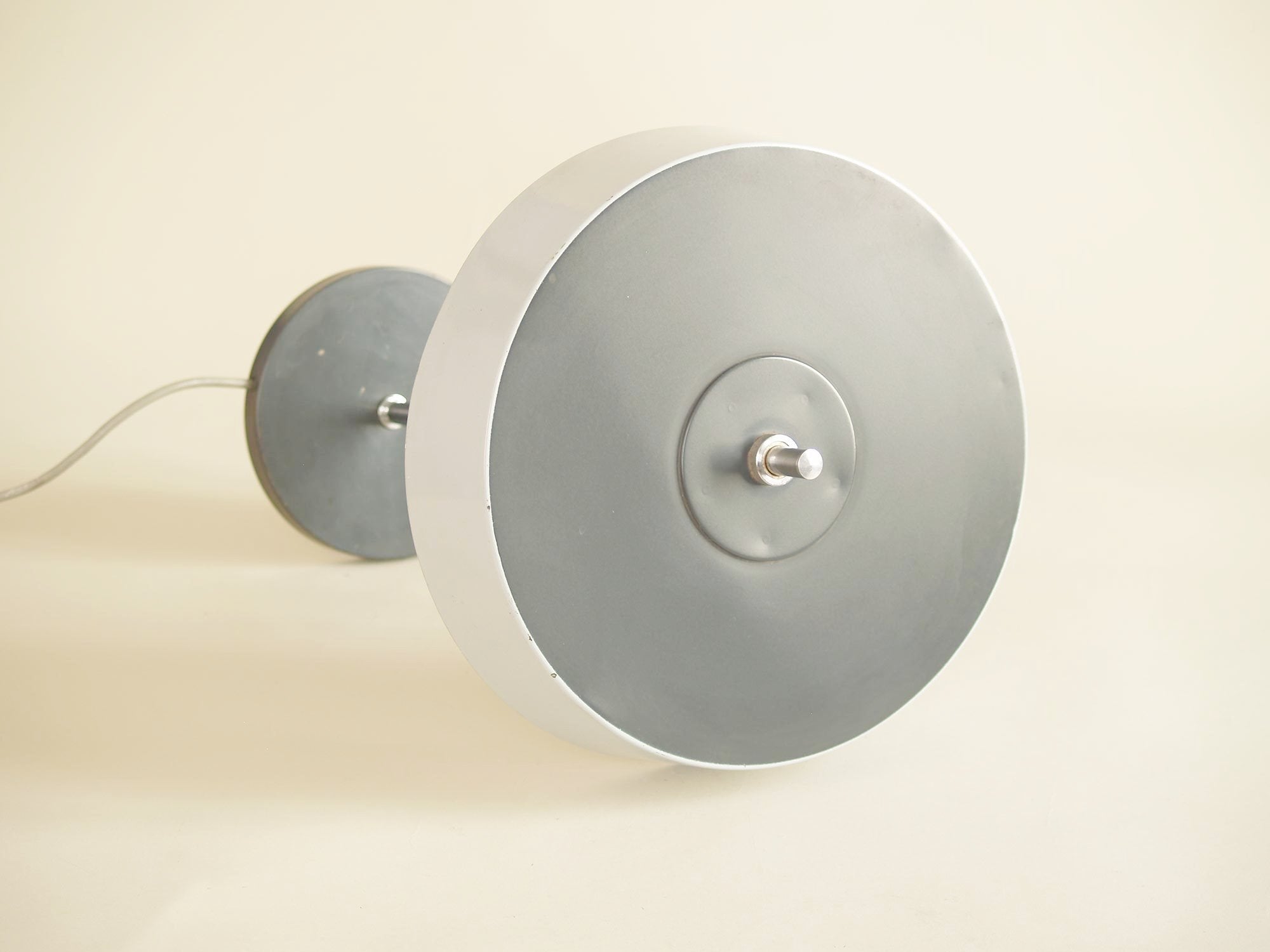 Lampe de table moderniste attribuée à Louis Kalff pour Philips, Pays-Bas (vers 1960)..Modernist minimalist Lamp attributed to Louis Kalff for Philips, Netherlands (circa 1960)