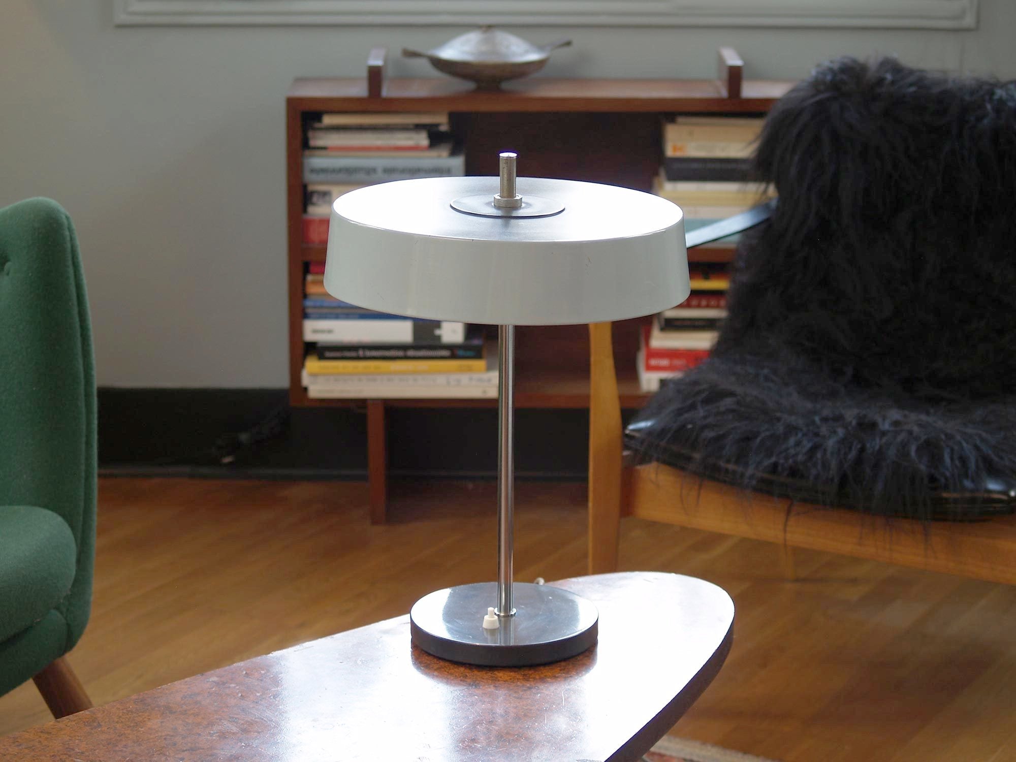 Lampe de table moderniste attribuée à Louis Kalff pour Philips, Pays-Bas (vers 1960)..Modernist minimalist Lamp attributed to Louis Kalff for Philips, Netherlands (circa 1960)