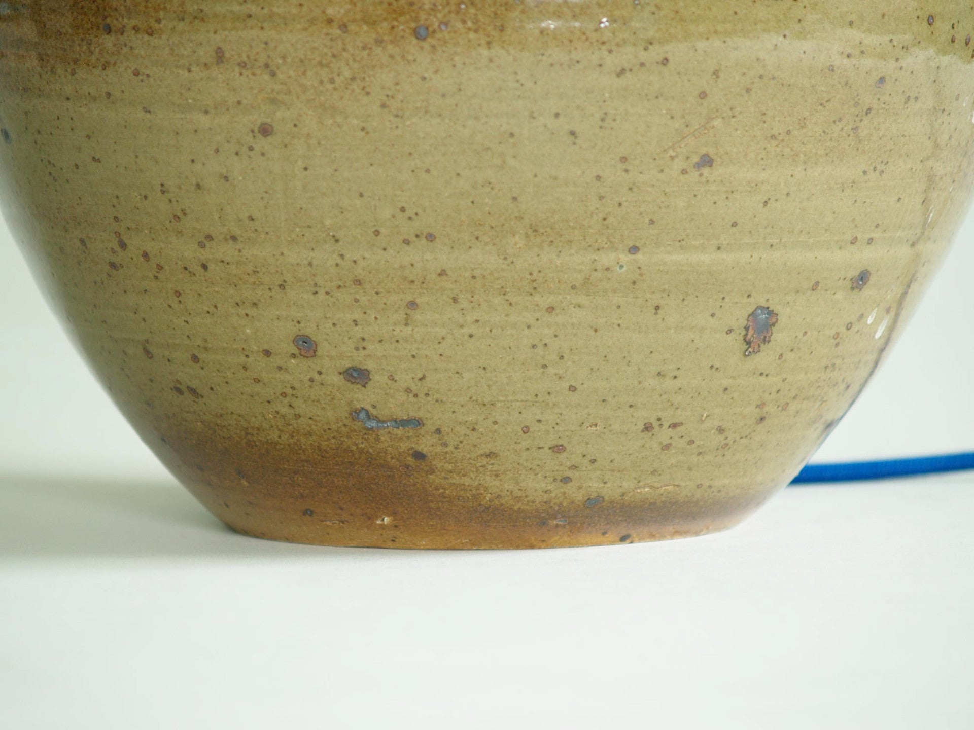 Lampe Boule de Pierre Digan et Janet Stedman, France (vers 1970)..Ball stoneware lamp by Pierre Digan et Janet Stedman, France (circa 1970)