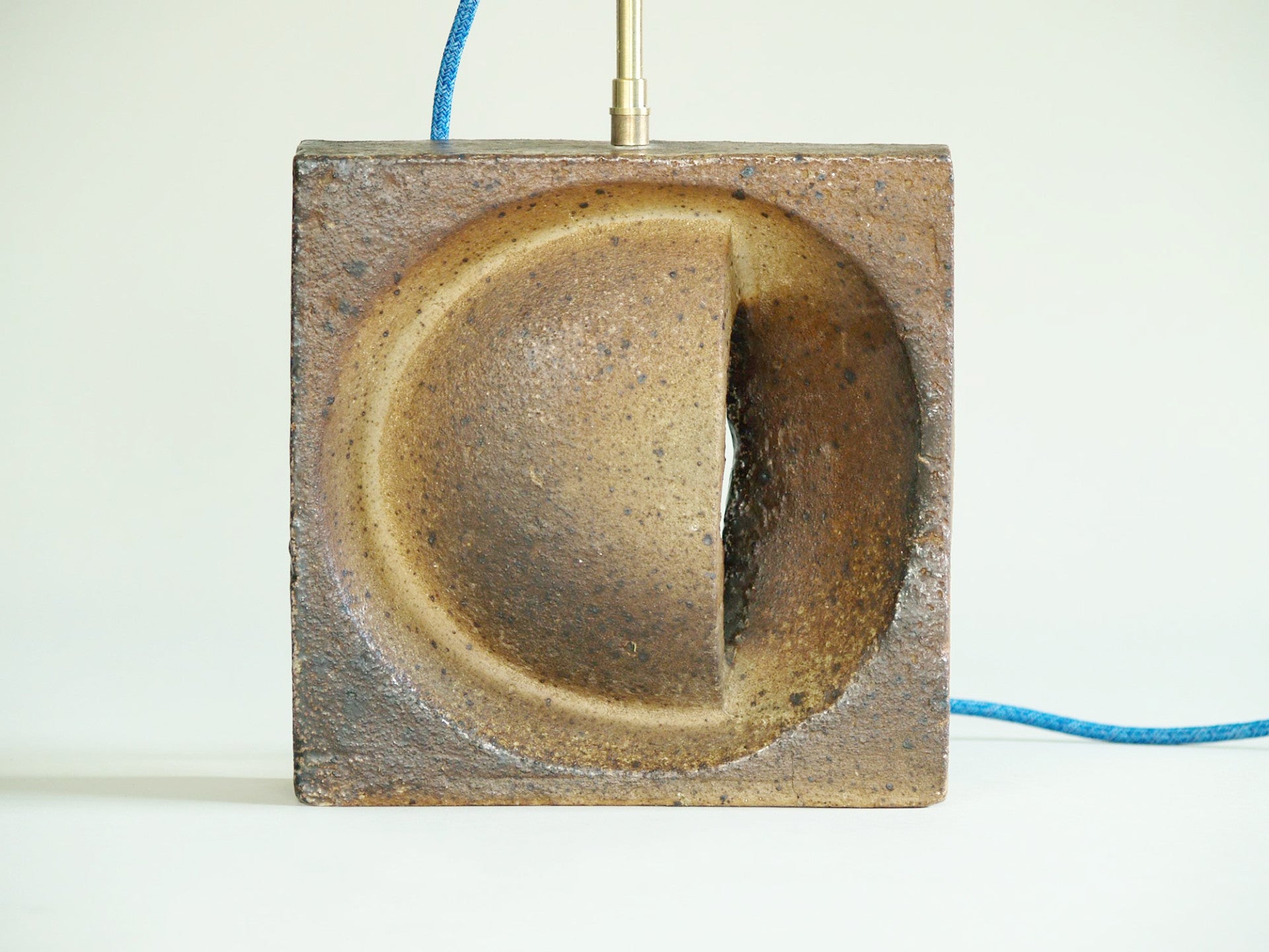 Lampe sculpturale de Pierre Digan et Janet Stedman, France (vers 1975)..Sculptural claustra lamp by Pierre Digan et Janet Stedman, France (circa 1975)
