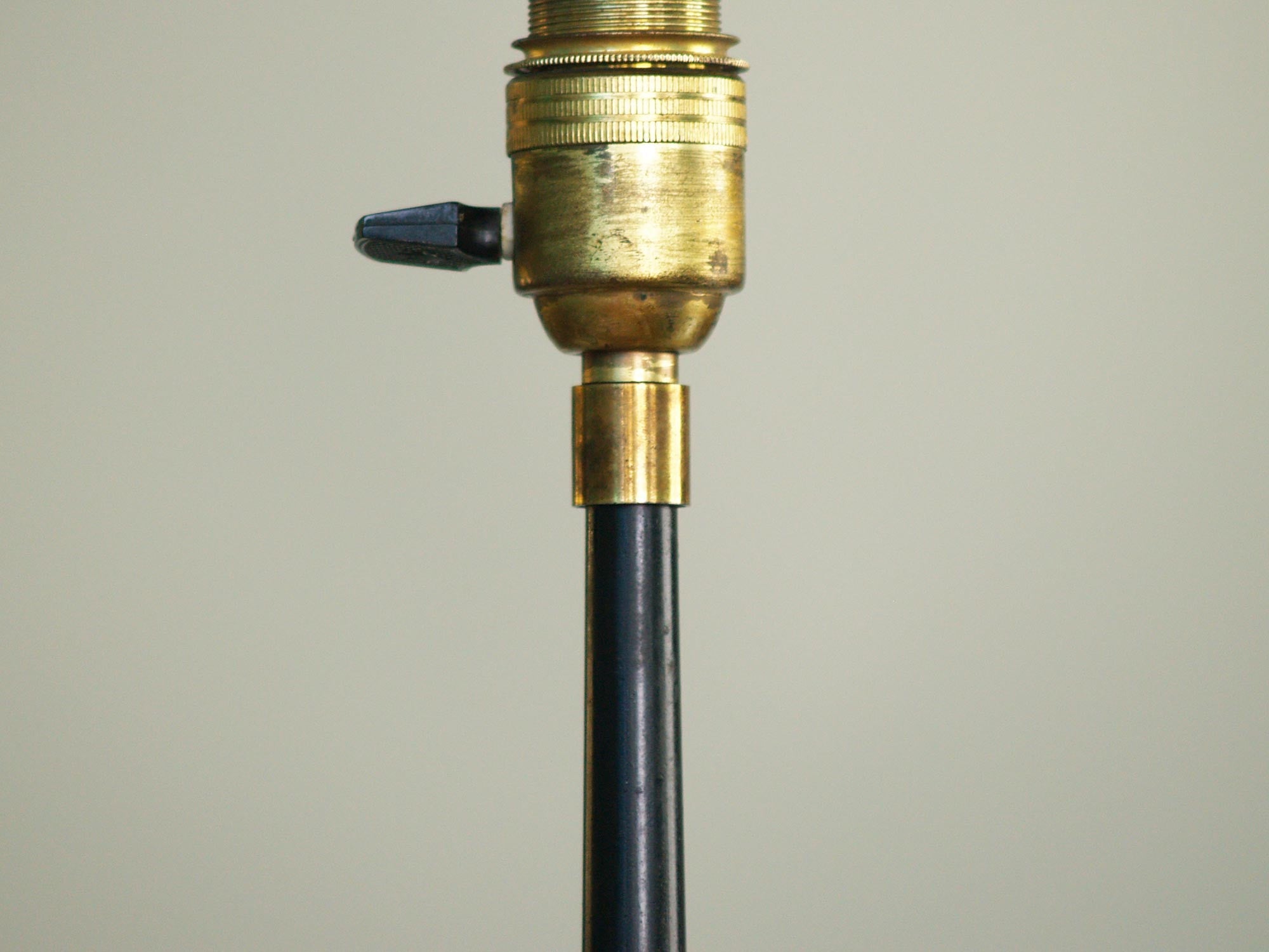 Lampadaire moderniste par Maison Lunel, France (vers 1953)..Modernist floor lamp by Maison Lunel, France (circa 1953)