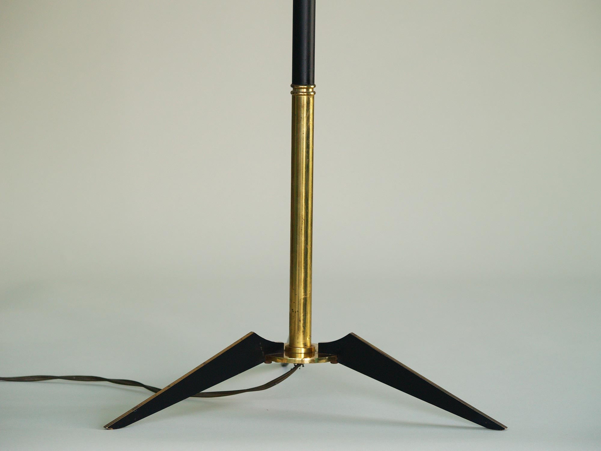 Lampadaire moderniste par Maison Lunel, France (vers 1953)..Modernist floor lamp by Maison Lunel, France (circa 1953)