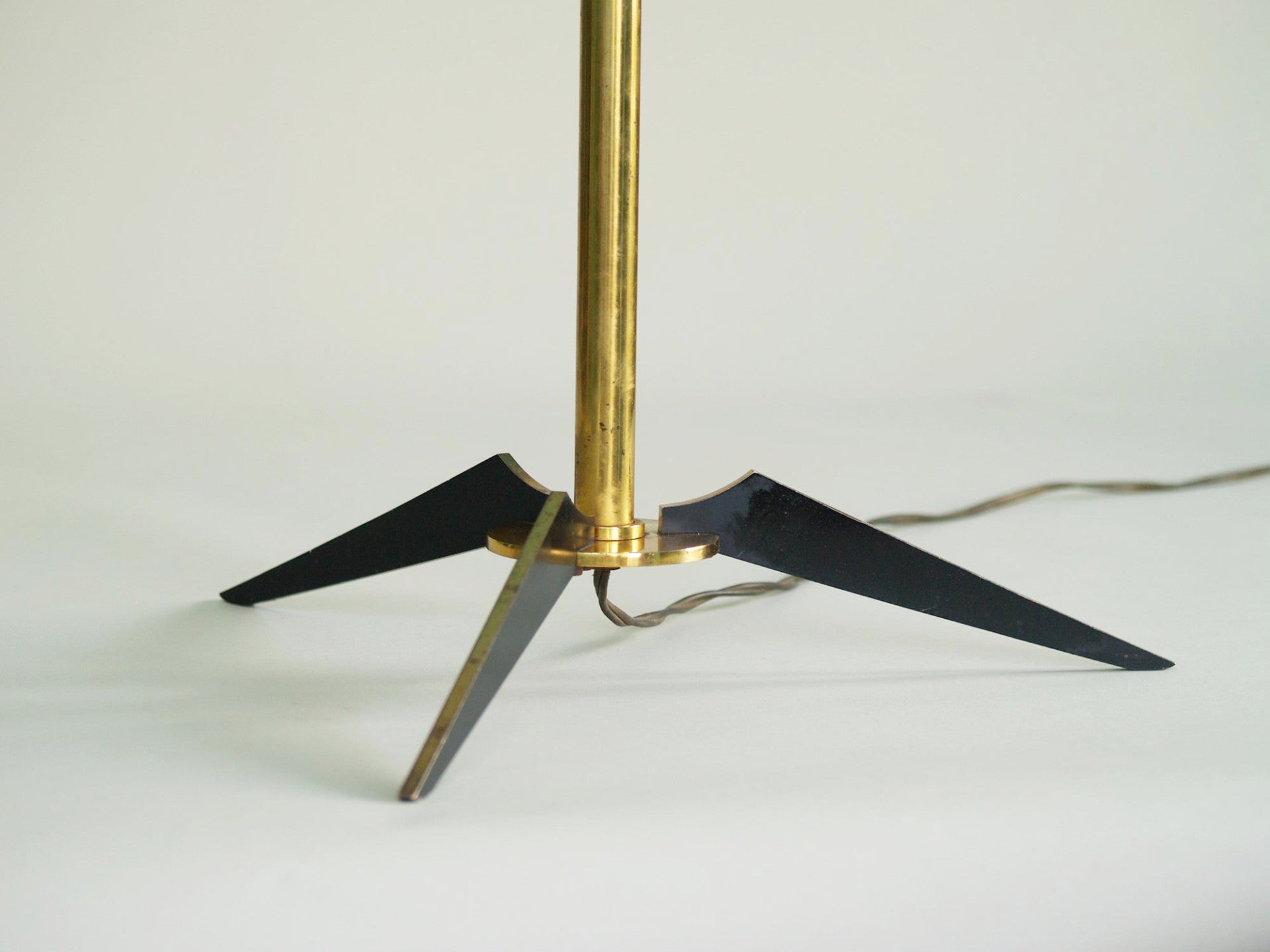 Lampadaire moderniste par Maison Lunel, France (vers 1953)..Modernist floor lamp by Maison Lunel, France (circa 1953)