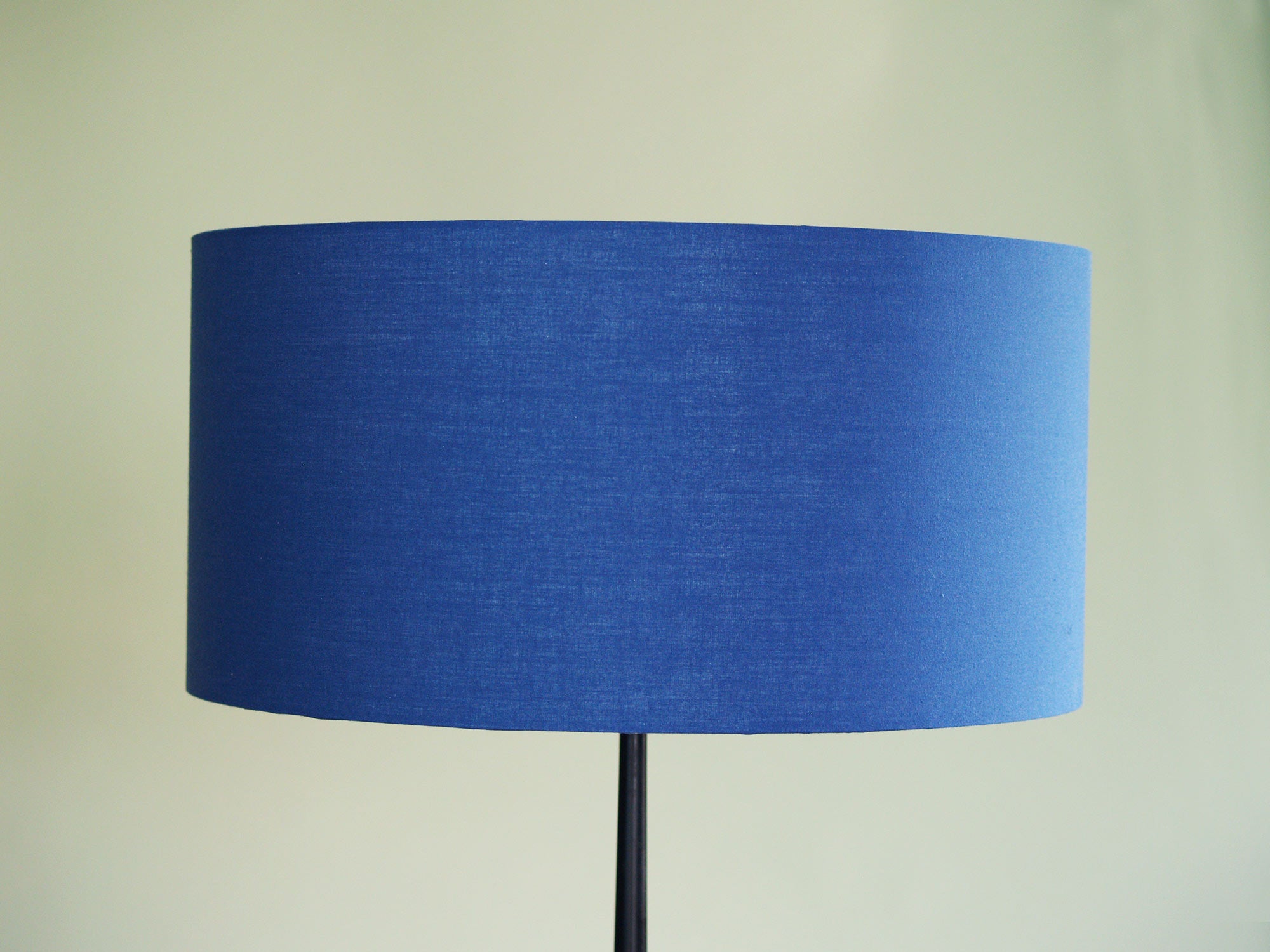 Lampadaire moderniste par Maison Lunel, France (vers 1953)..Modernist floor lamp by Maison Lunel, France (circa 1953)