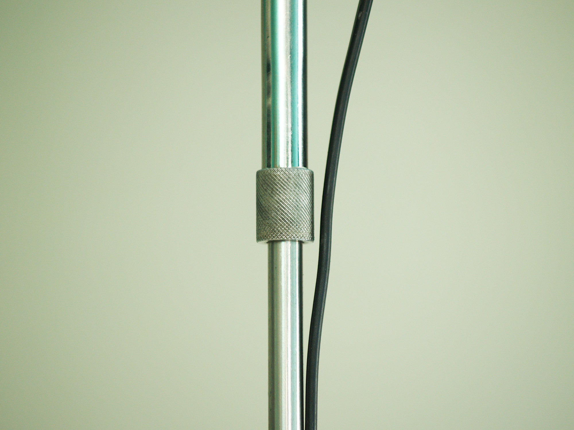Lampadaire réglable / liseuse moderniste, France (vers 1960)..Modernist floor lamp, France (circa 1960)