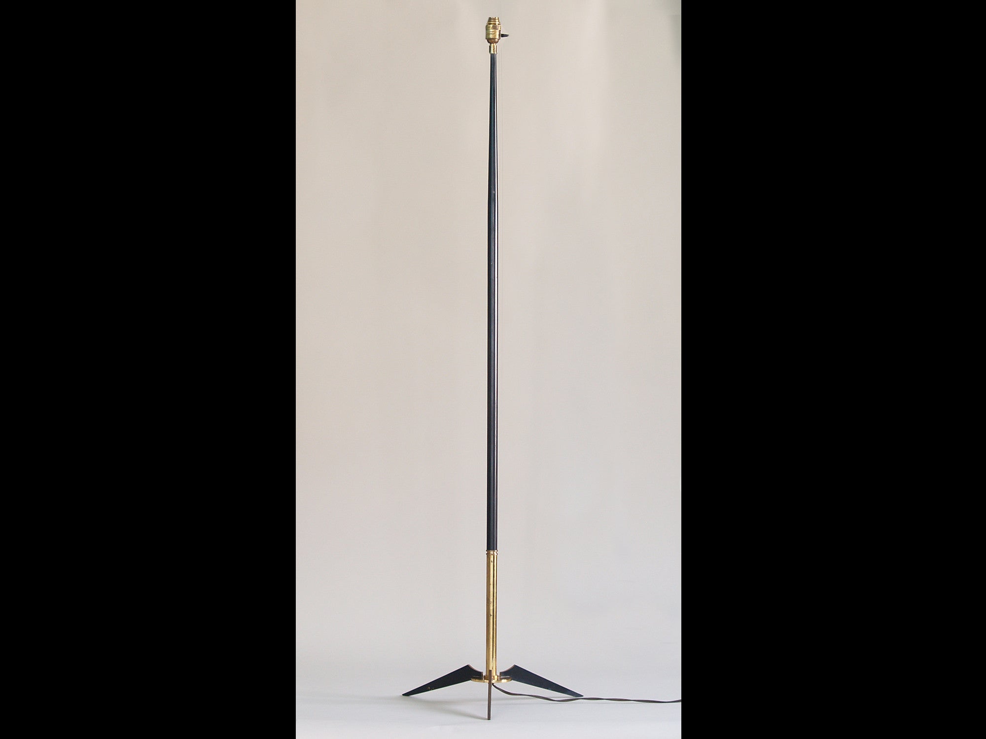 Lampadaire moderniste par Maison Lunel, France (vers 1953)..Modernist floor lamp by Maison Lunel, France (circa 1953)