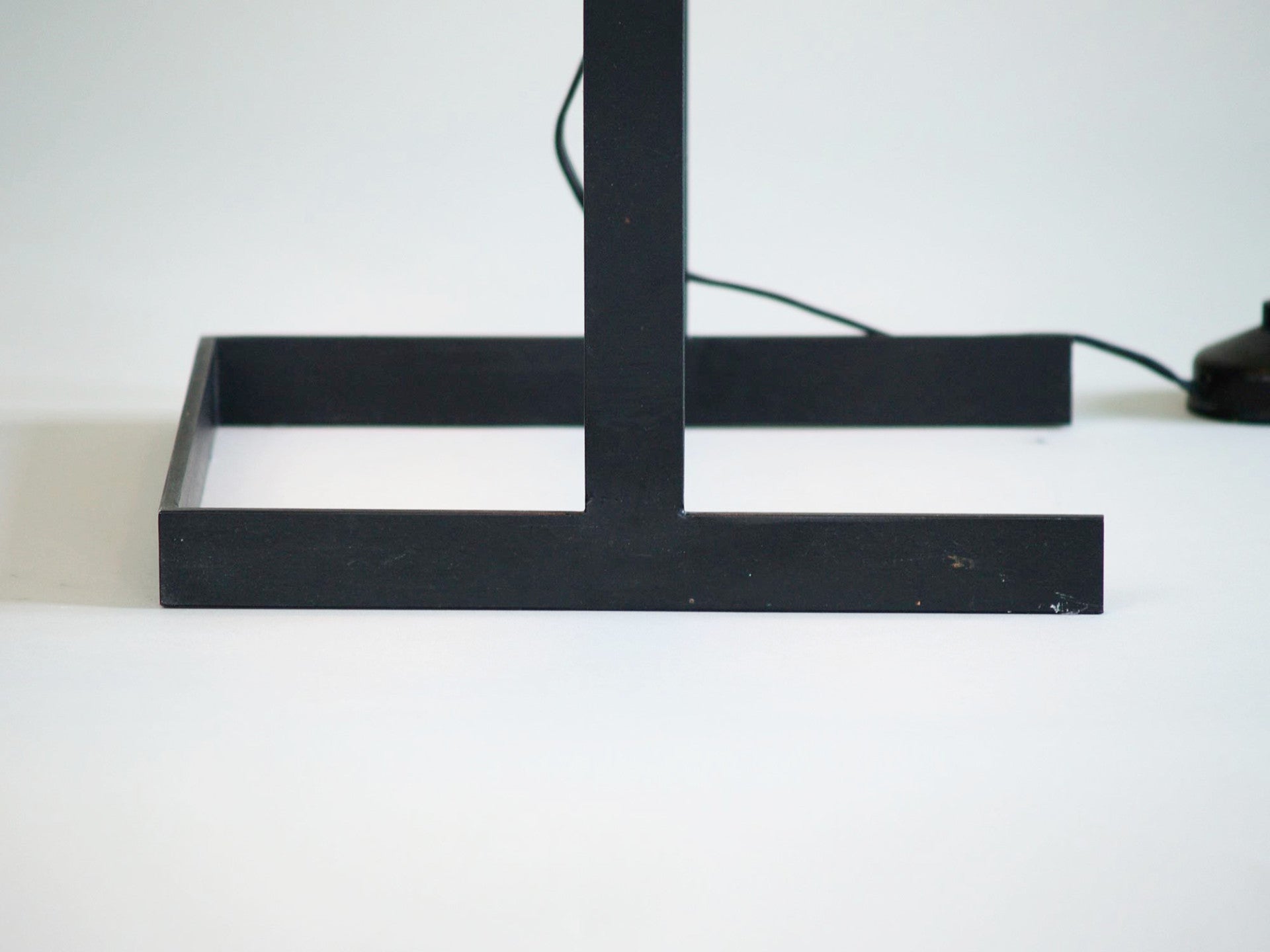 Lampadaire rationaliste attribué à Sinma, France (vers 1955)..Rationalist Floor lamp, France (circa 1955)