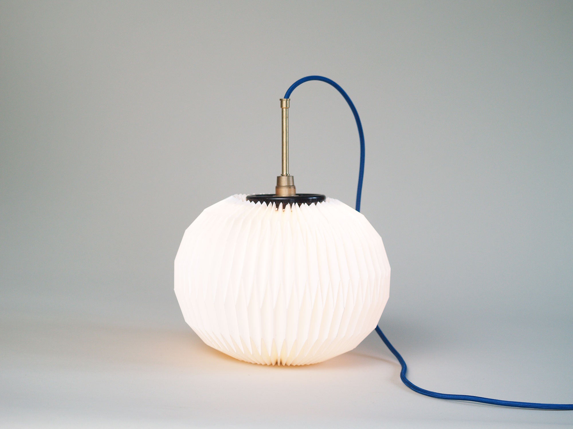 Suspension origami par Le Klint, Danemark (vers 1960)..Origami style ceiling light by Le Klint, Denmark (circa 1960)