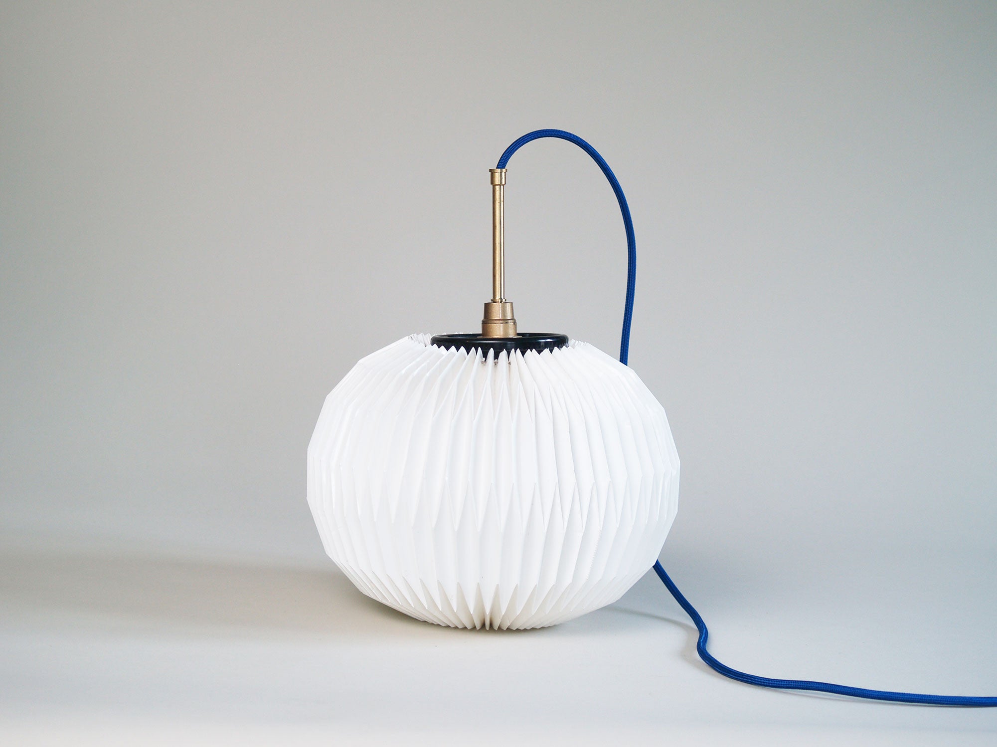 Suspension origami par Le Klint, Danemark (vers 1960)..Origami style ceiling light by Le Klint, Denmark (circa 1960)