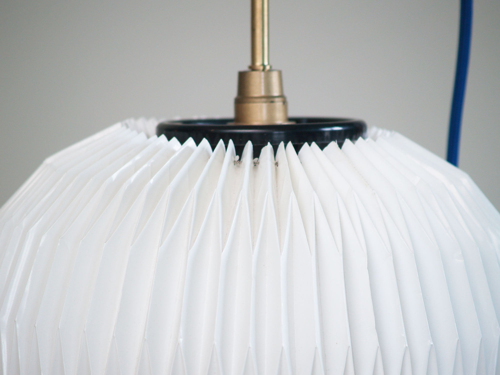 Suspension origami par Le Klint, Danemark (vers 1960)..Origami style ceiling light by Le Klint, Denmark (circa 1960)