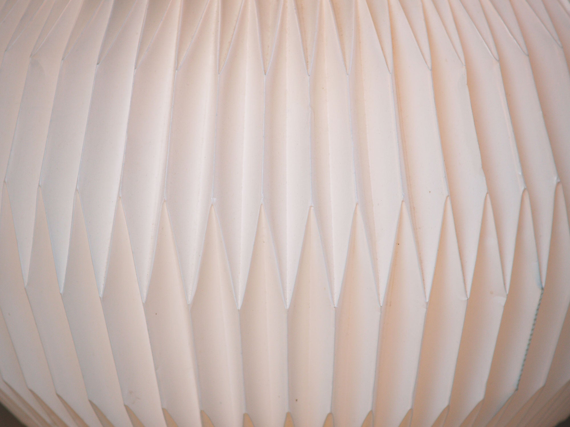 Suspension origami par Le Klint, Danemark (vers 1960)..Origami style ceiling light by Le Klint, Denmark (circa 1960)