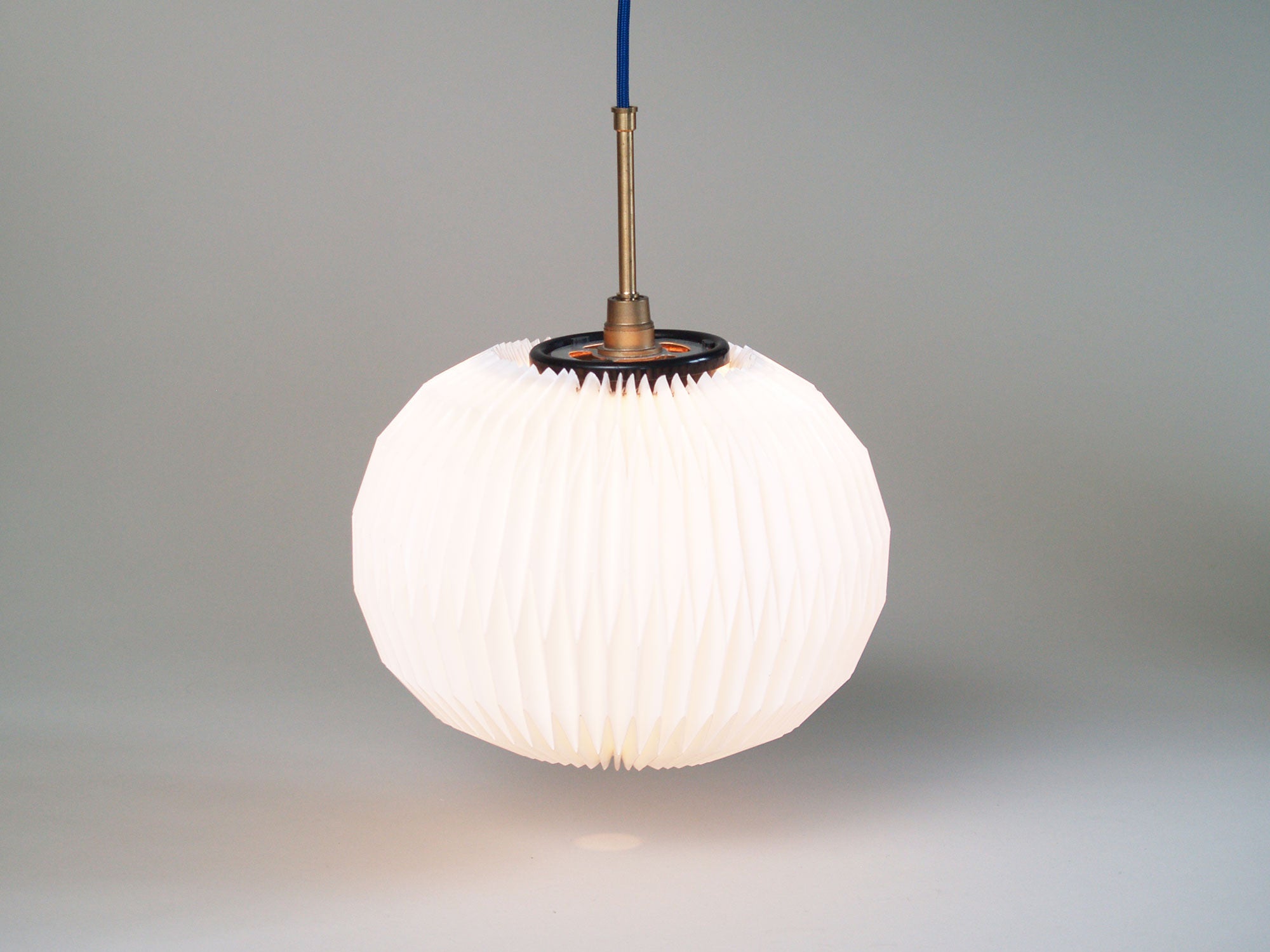 Suspension origami par Le Klint, Danemark (vers 1960)..Origami style ceiling light by Le Klint, Denmark (circa 1960)