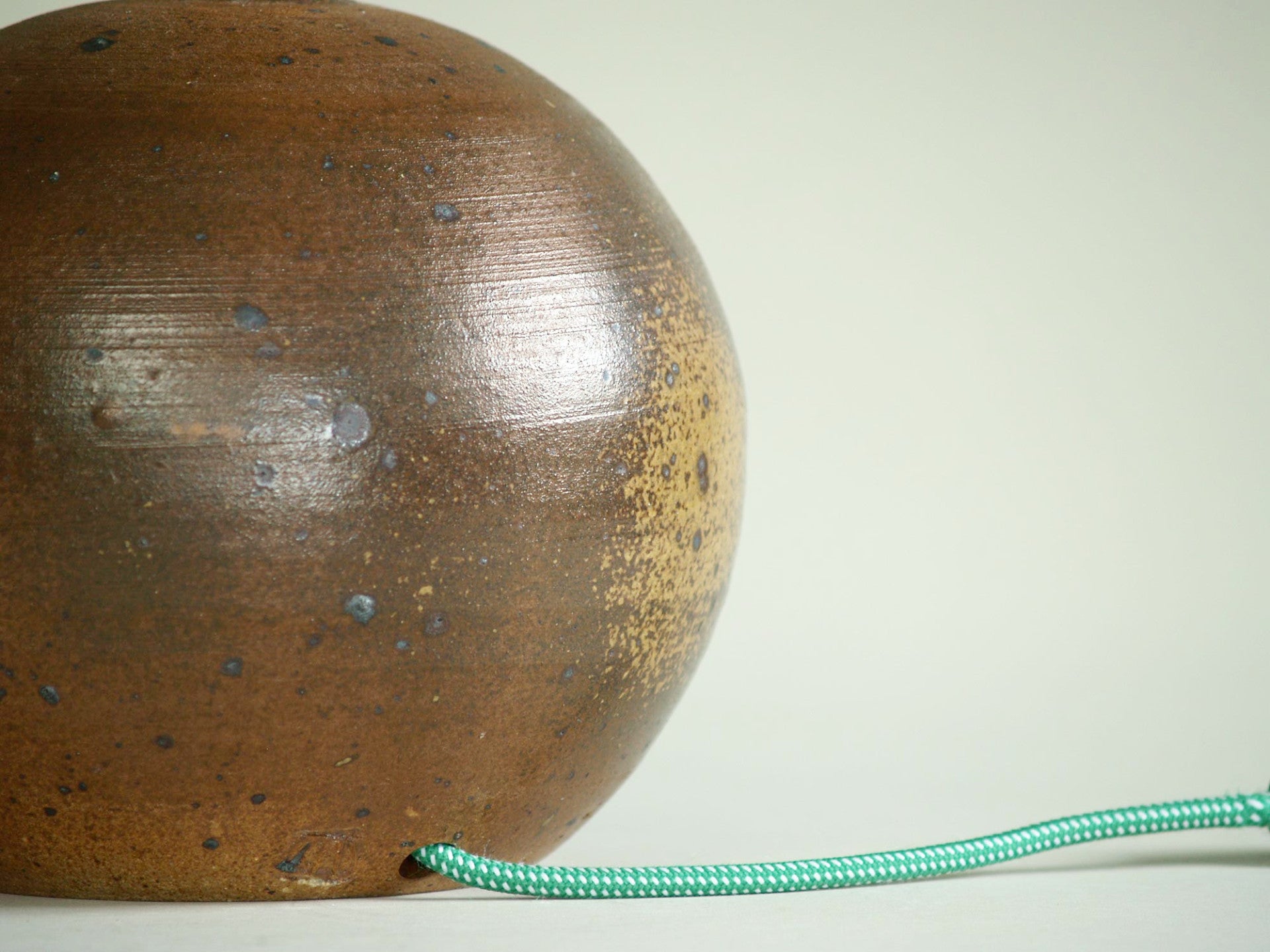 Lampe Boule de Pierre Digan et Janet Stedman, France (vers 1970)..Ball stoneware lamp by Pierre Digan et Janet Stedman, France (circa 1970)