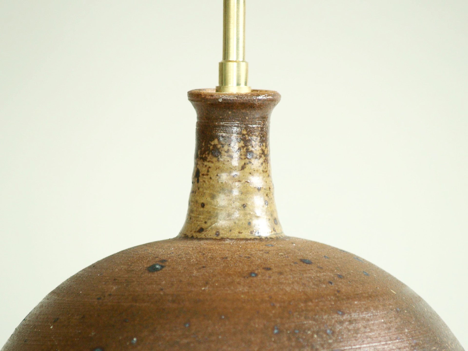 Lampe Boule de Pierre Digan et Janet Stedman, France (vers 1970)..Ball stoneware lamp by Pierre Digan et Janet Stedman, France (circa 1970)