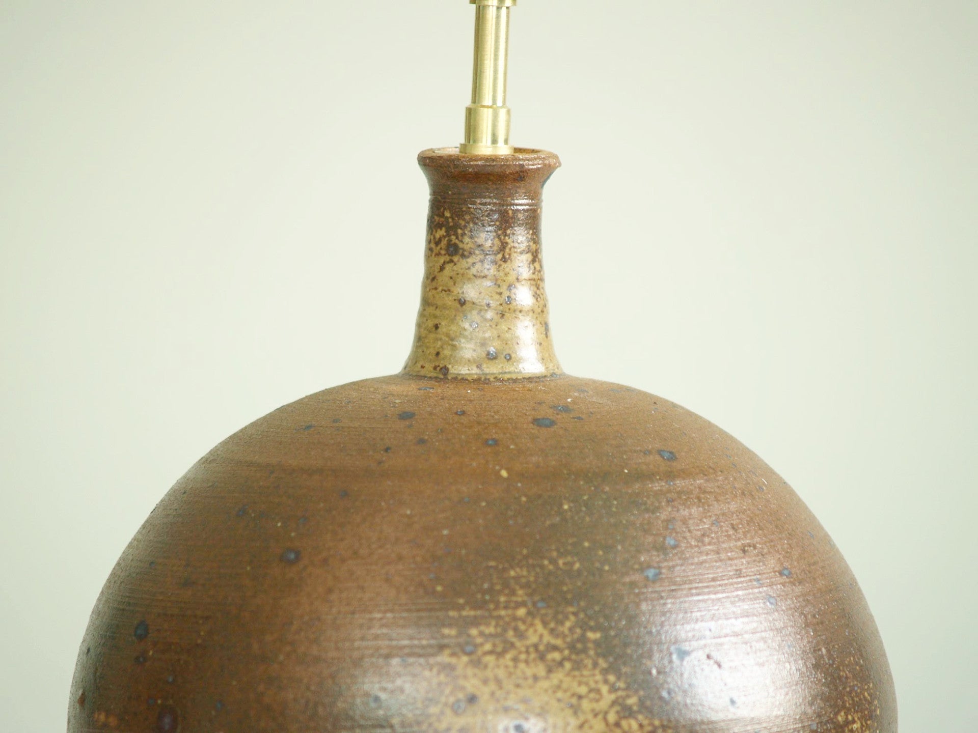 Lampe Boule de Pierre Digan et Janet Stedman, France (vers 1970)..Ball stoneware lamp by Pierre Digan et Janet Stedman, France (circa 1970)
