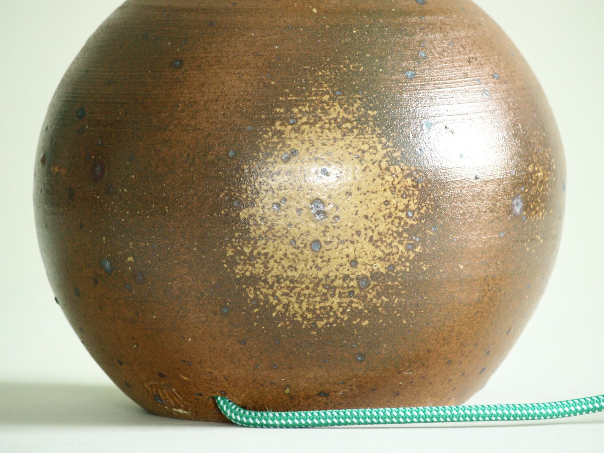 Lampe Boule de Pierre Digan et Janet Stedman, France (vers 1970)..Ball stoneware lamp by Pierre Digan et Janet Stedman, France (circa 1970)