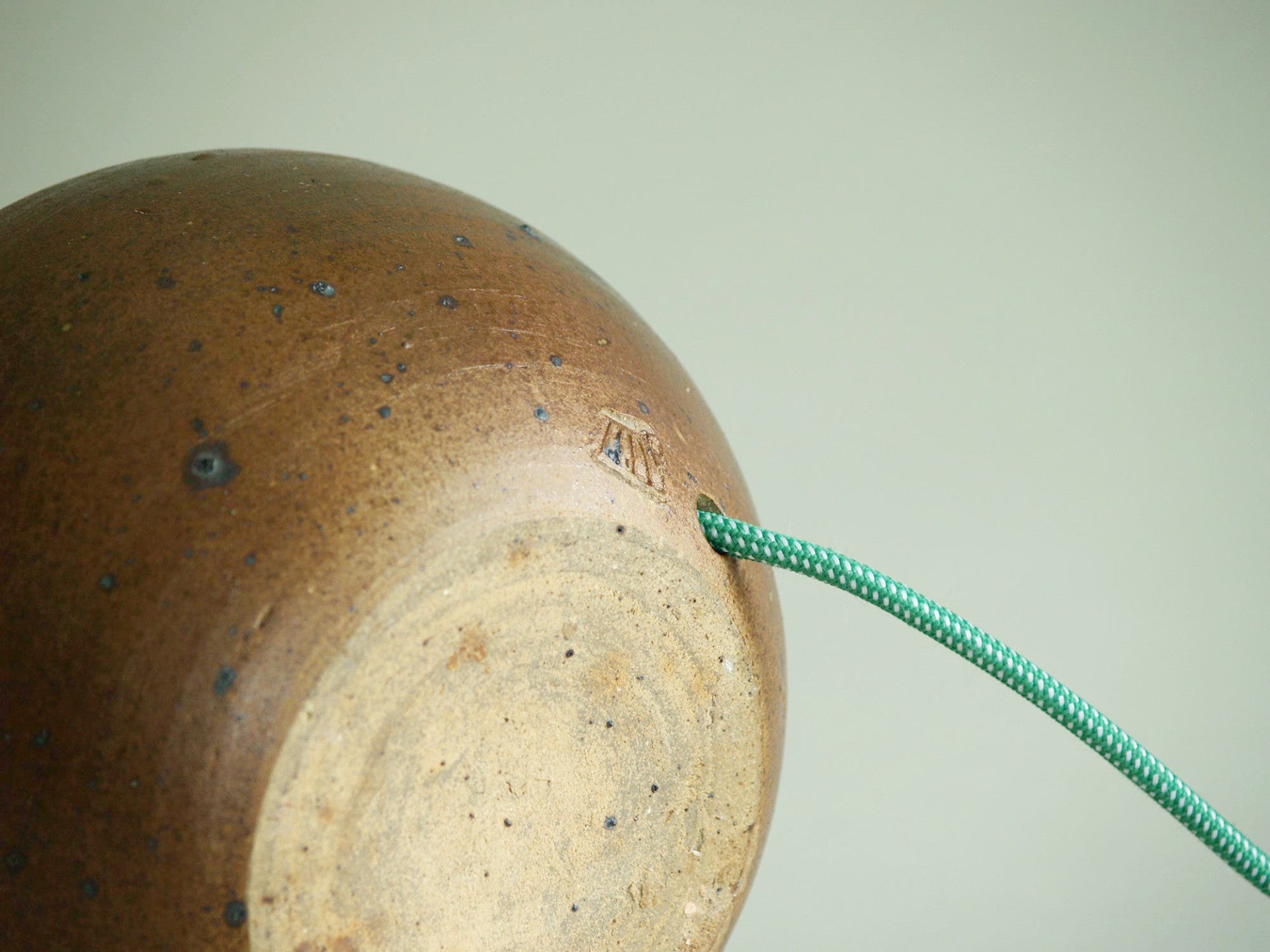 Lampe Boule de Pierre Digan et Janet Stedman, France (vers 1970)..Ball stoneware lamp by Pierre Digan et Janet Stedman, France (circa 1970)