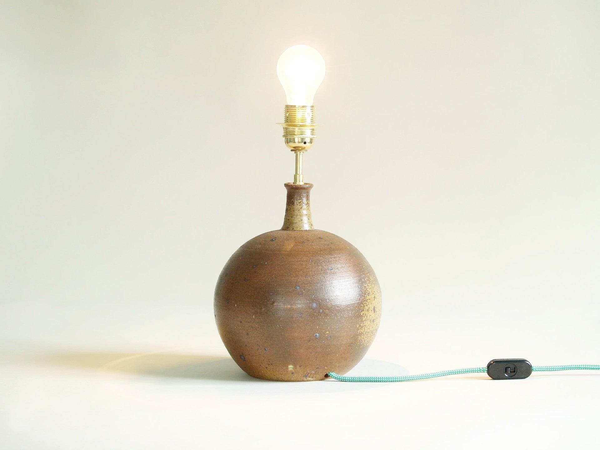 Lampe Boule de Pierre Digan et Janet Stedman, France (vers 1970)..Ball stoneware lamp by Pierre Digan et Janet Stedman, France (circa 1970)
