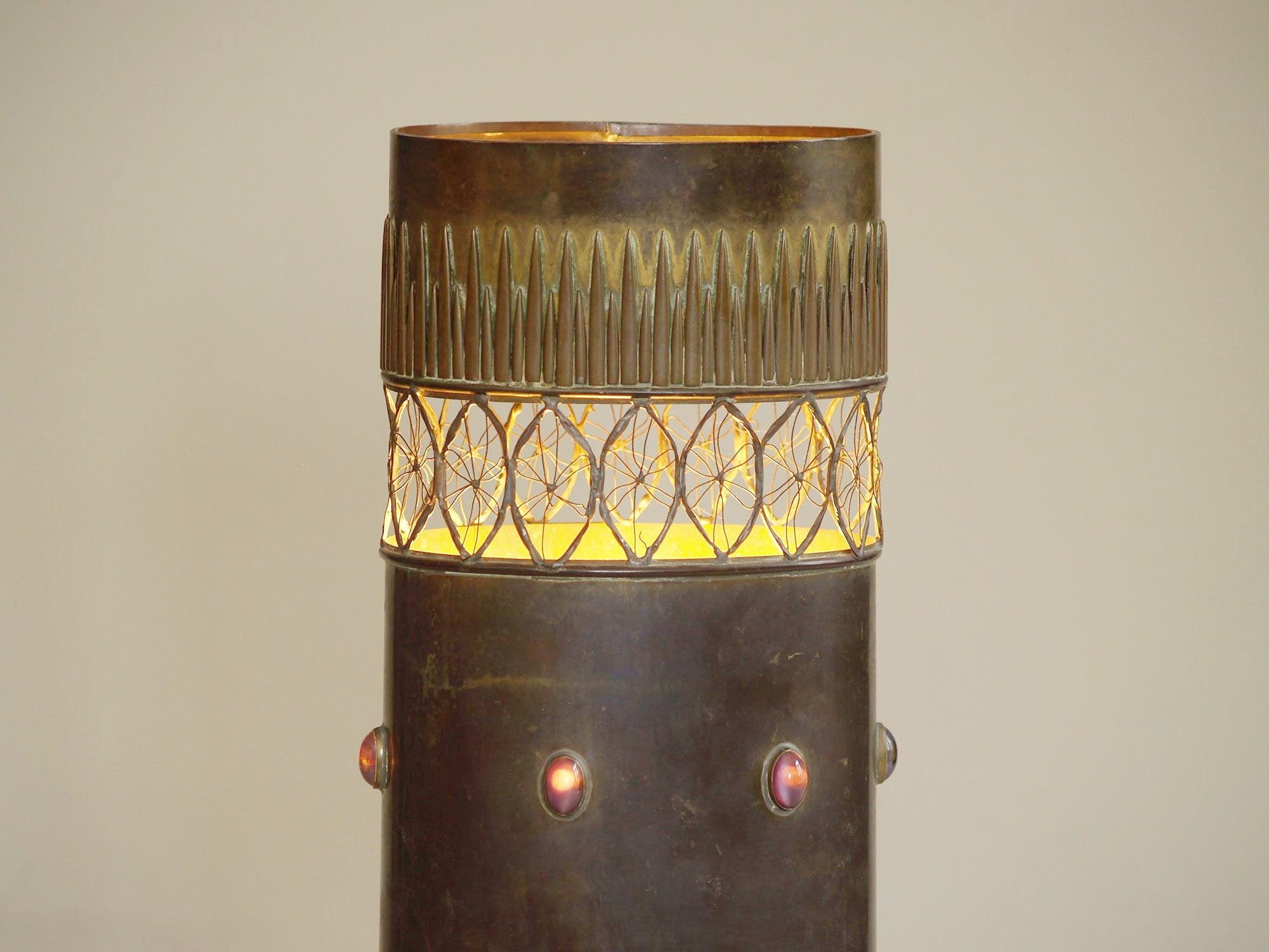 Grande lampe de table en laiton par Jacque d'Aubres, France (années 1970)..Brutalist brass table lamp by Jacque d'Aubres, France (1970)