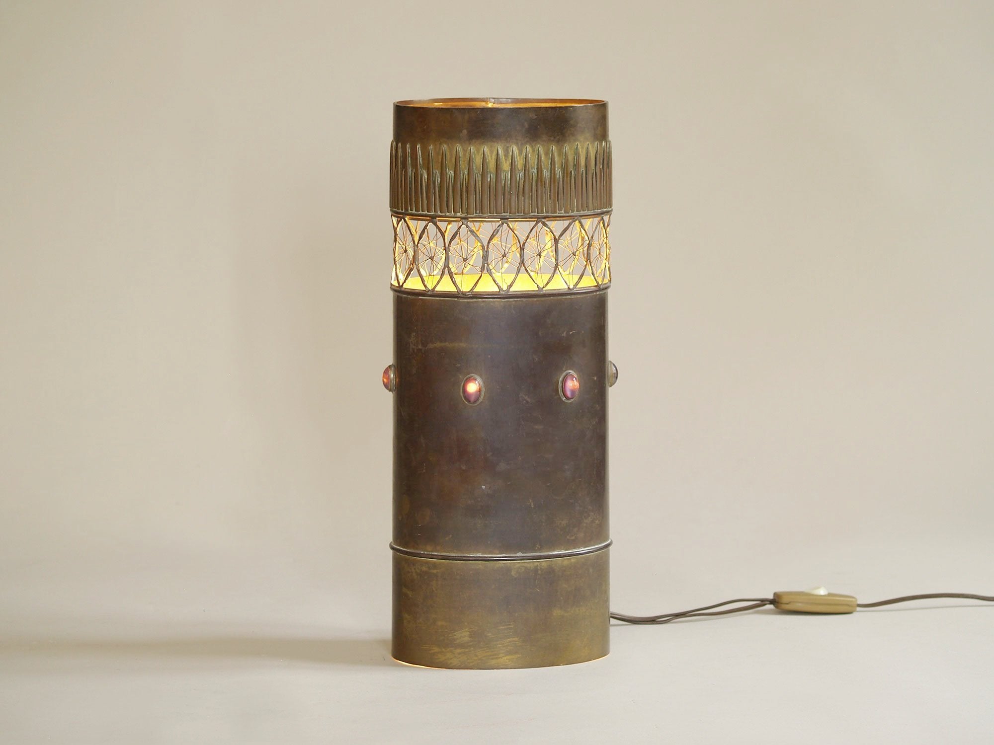 Grande lampe de table en laiton par Jacque d'Aubres, France (années 1970)..Brutalist brass table lamp by Jacque d'Aubres, France (1970)