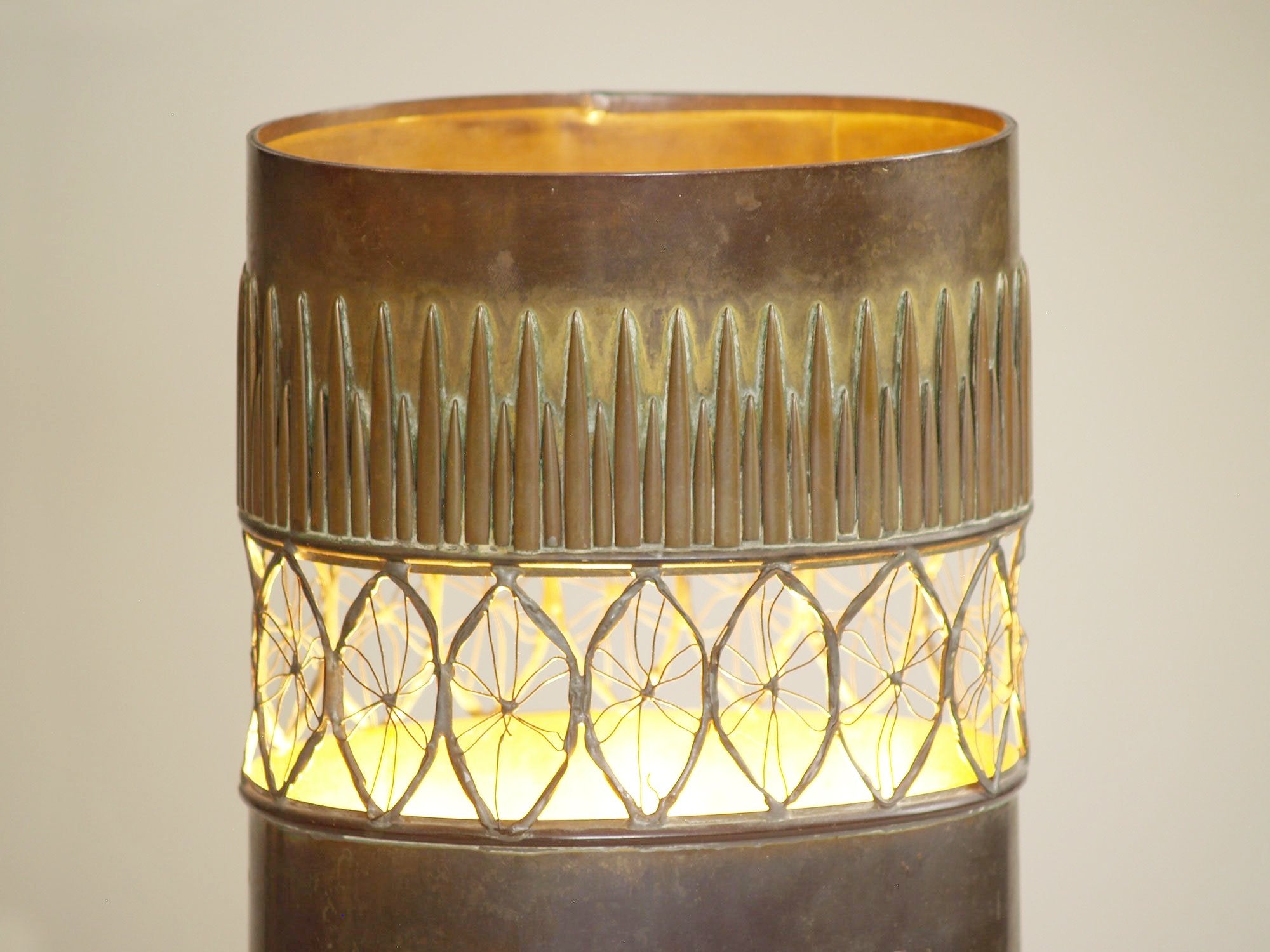 Grande lampe de table en laiton par Jacque d'Aubres, France (années 1970)..Brutalist brass table lamp by Jacque d'Aubres, France (1970)