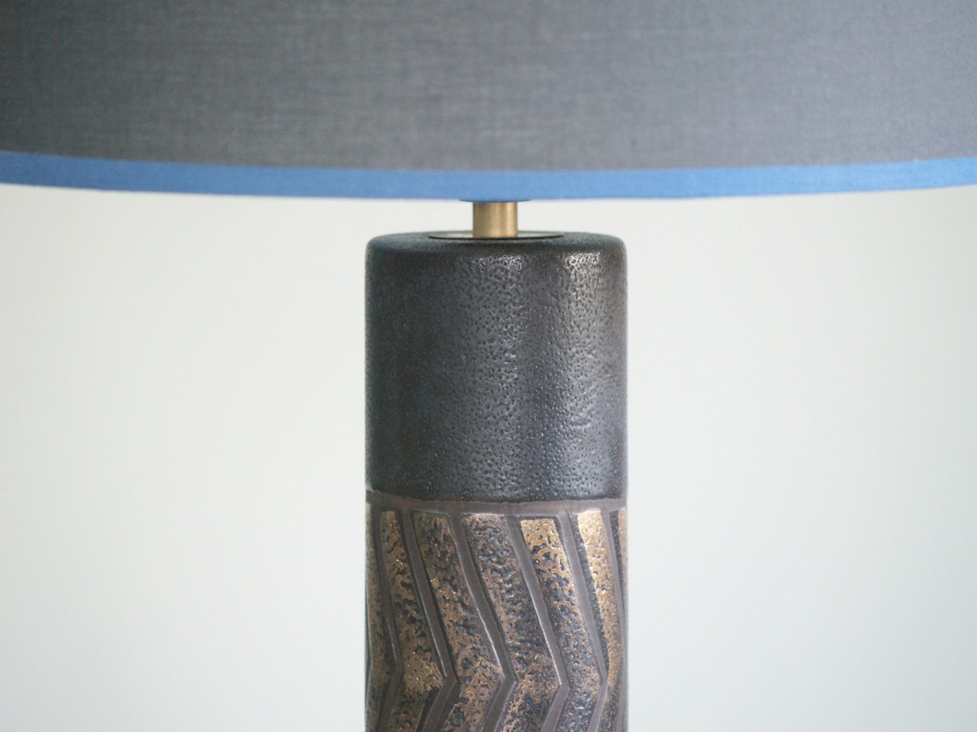 Lampe à décor géométrique, Danemark (vers 1960)..Geometrical pattern stoneware Lamp, Denmark (circa 1960)
