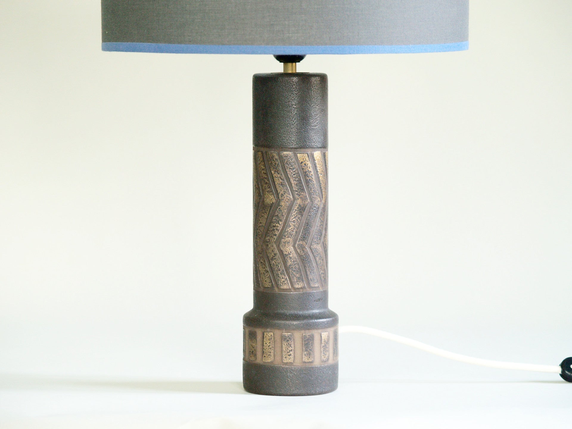 Lampe à décor géométrique, Danemark (vers 1960)..Geometrical pattern stoneware Lamp, Denmark (circa 1960)