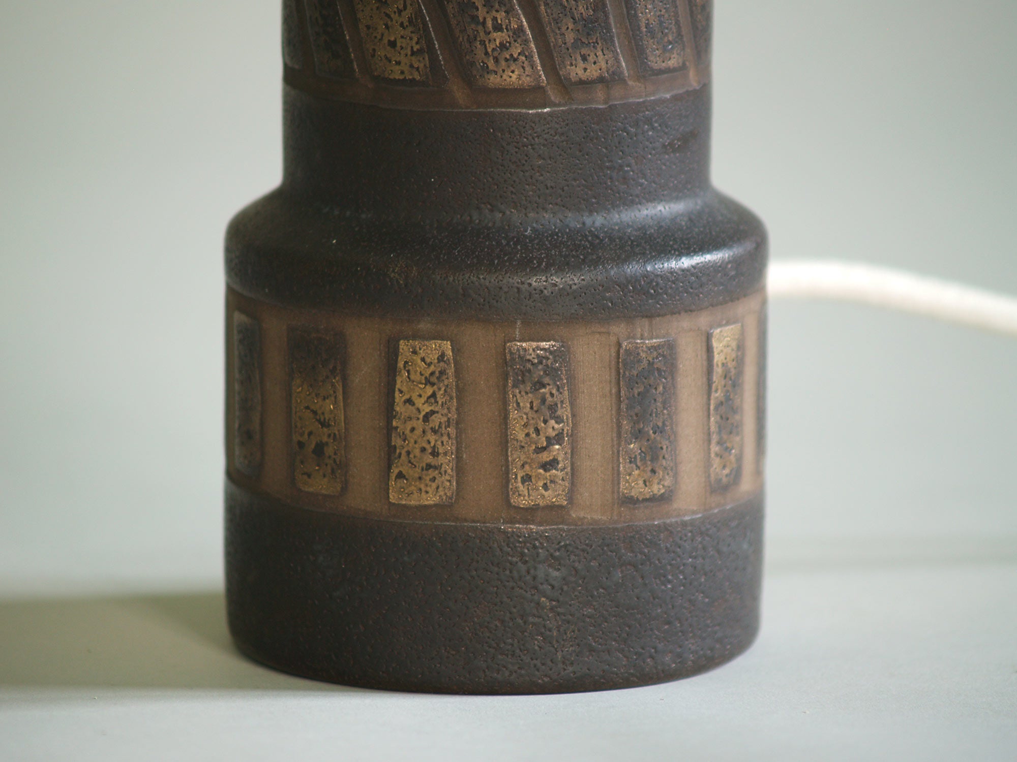 Lampe à décor géométrique, Danemark (vers 1960)..Geometrical pattern stoneware Lamp, Denmark (circa 1960)