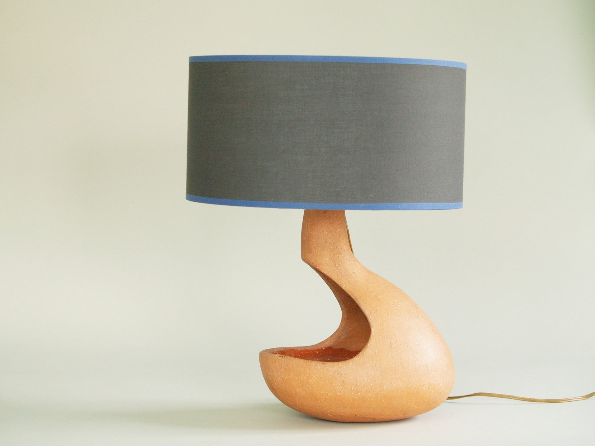 Lampe‑jardinière habitacle biomorphique, France (vers 1955)..Biomorphic Lamp Planter, France (circa 1955)