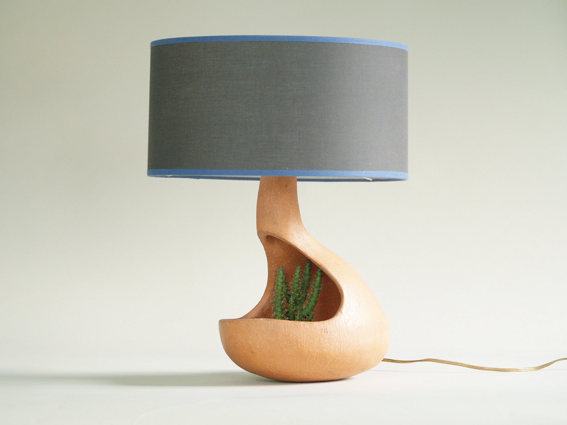 Lampe‑jardinière habitacle biomorphique, France (vers 1955)..Biomorphic Lamp Planter, France (circa 1955)
