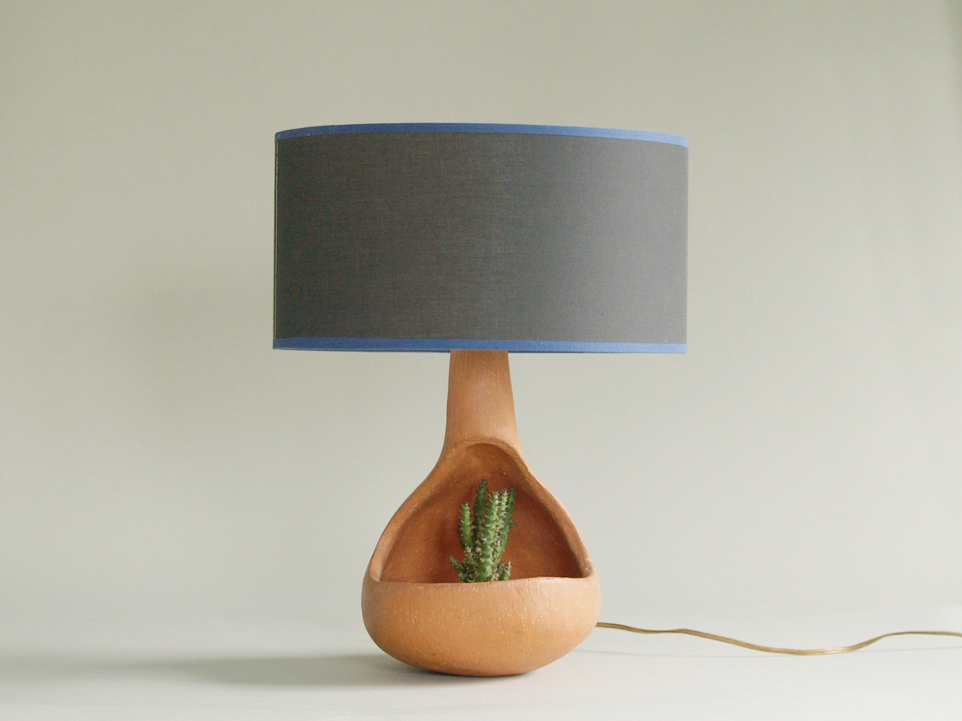 Lampe‑jardinière habitacle biomorphique, France (vers 1955)..Biomorphic Lamp Planter, France (circa 1955)