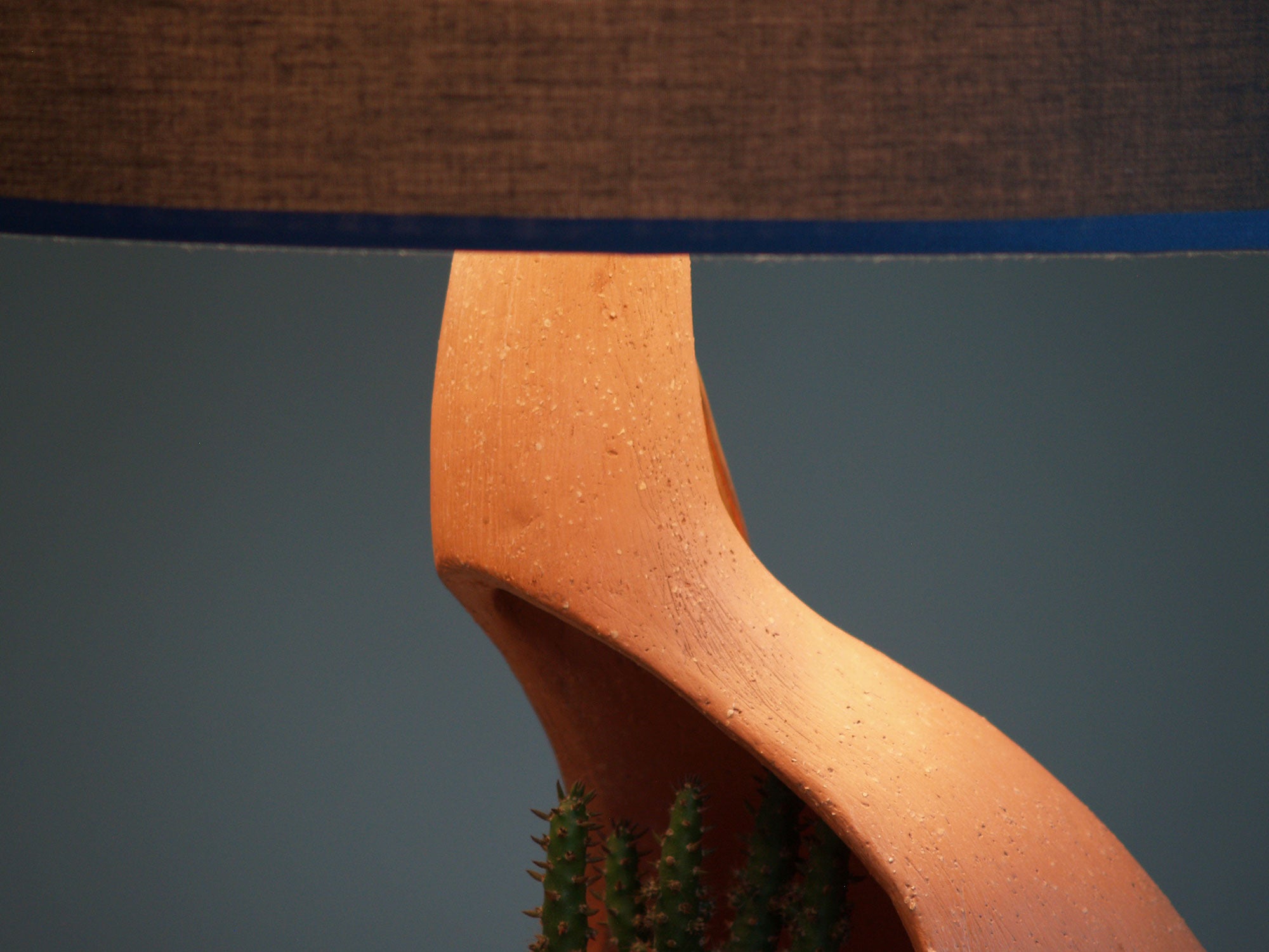 Lampe‑jardinière habitacle biomorphique, France (vers 1955)..Biomorphic Lamp Planter, France (circa 1955)