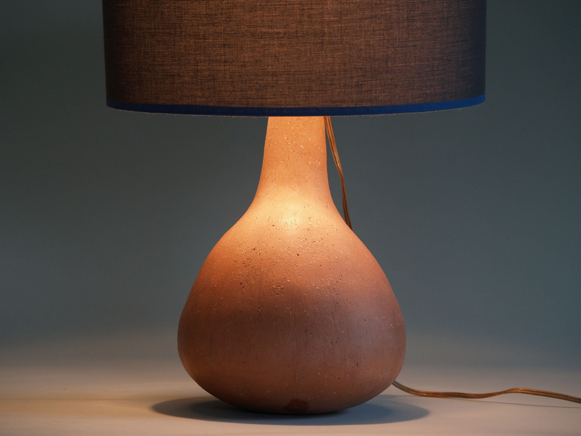 Lampe‑jardinière habitacle biomorphique, France (vers 1955)..Biomorphic Lamp Planter, France (circa 1955)