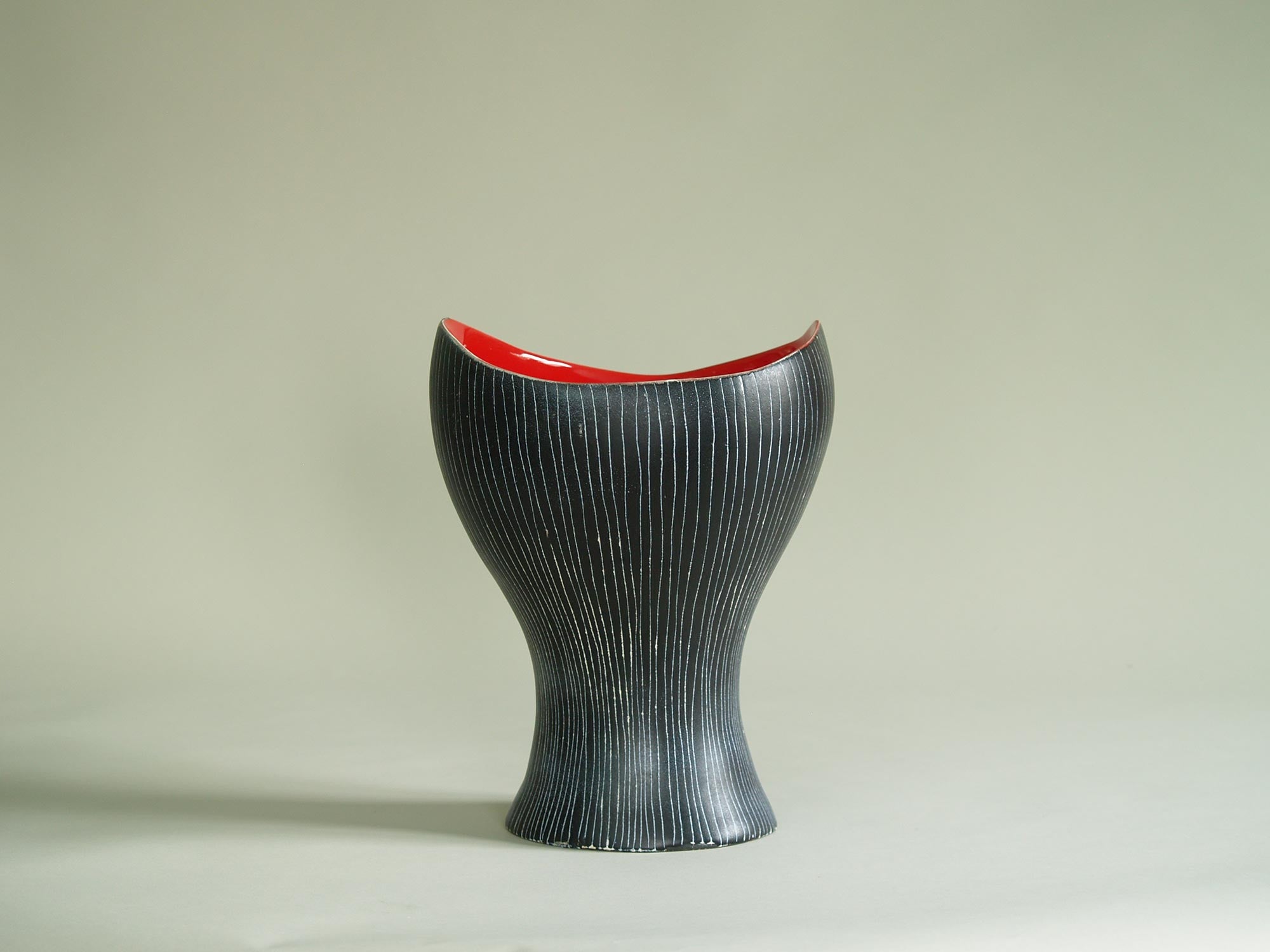 Vase corolle de Jean de Lespinasse, France (vers 1958)..Free form Vase by Jean de Lespinasse, France (circa 1958)