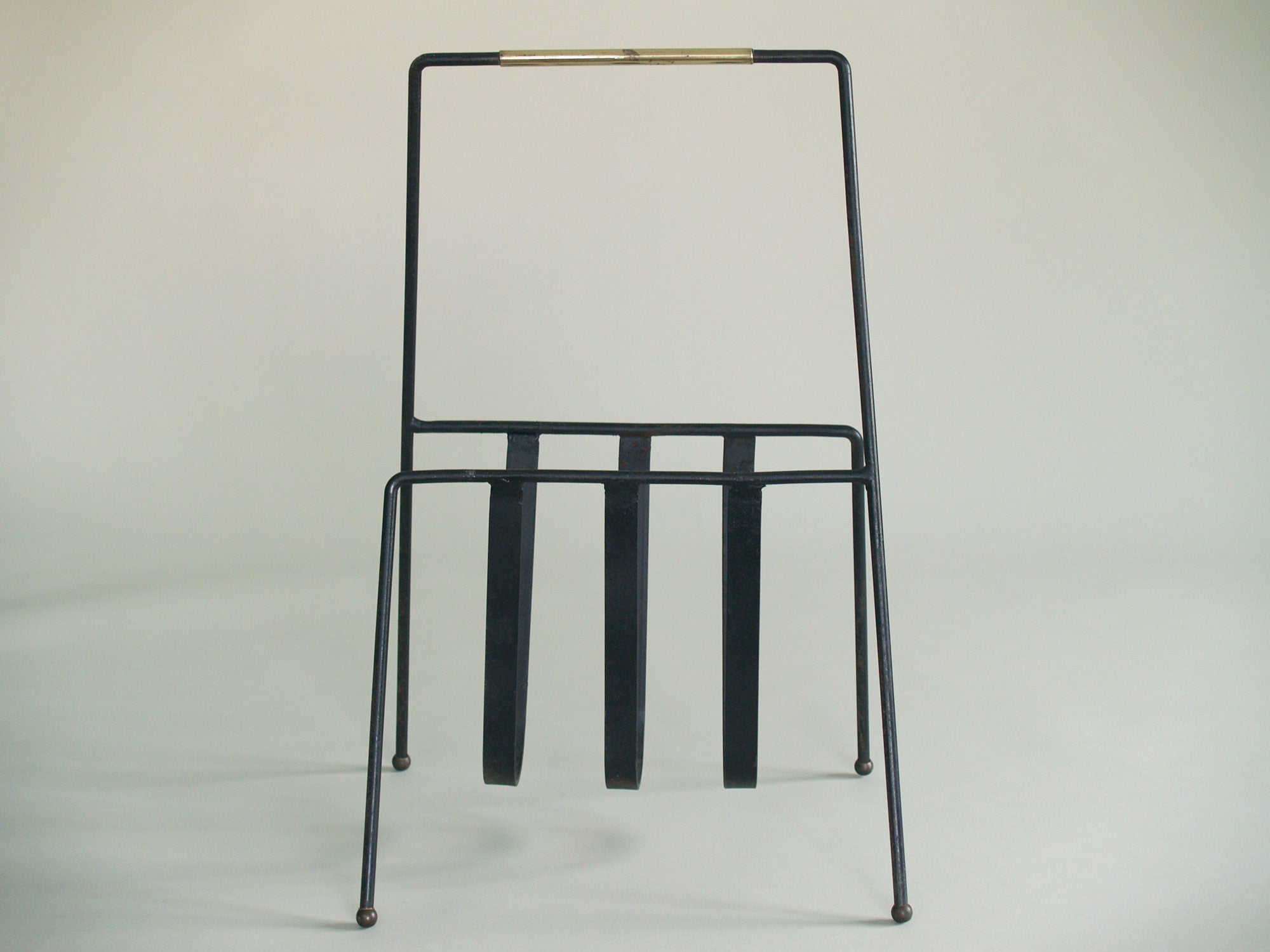 Porte-revue moderniste, France (années 1950)..Modernist Magazine rack, France (circa 1950)