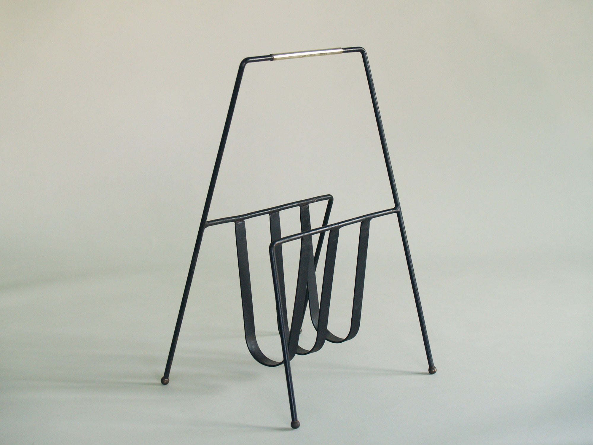 Porte-revue moderniste, France (années 1950)..Modernist Magazine rack, France (circa 1950)