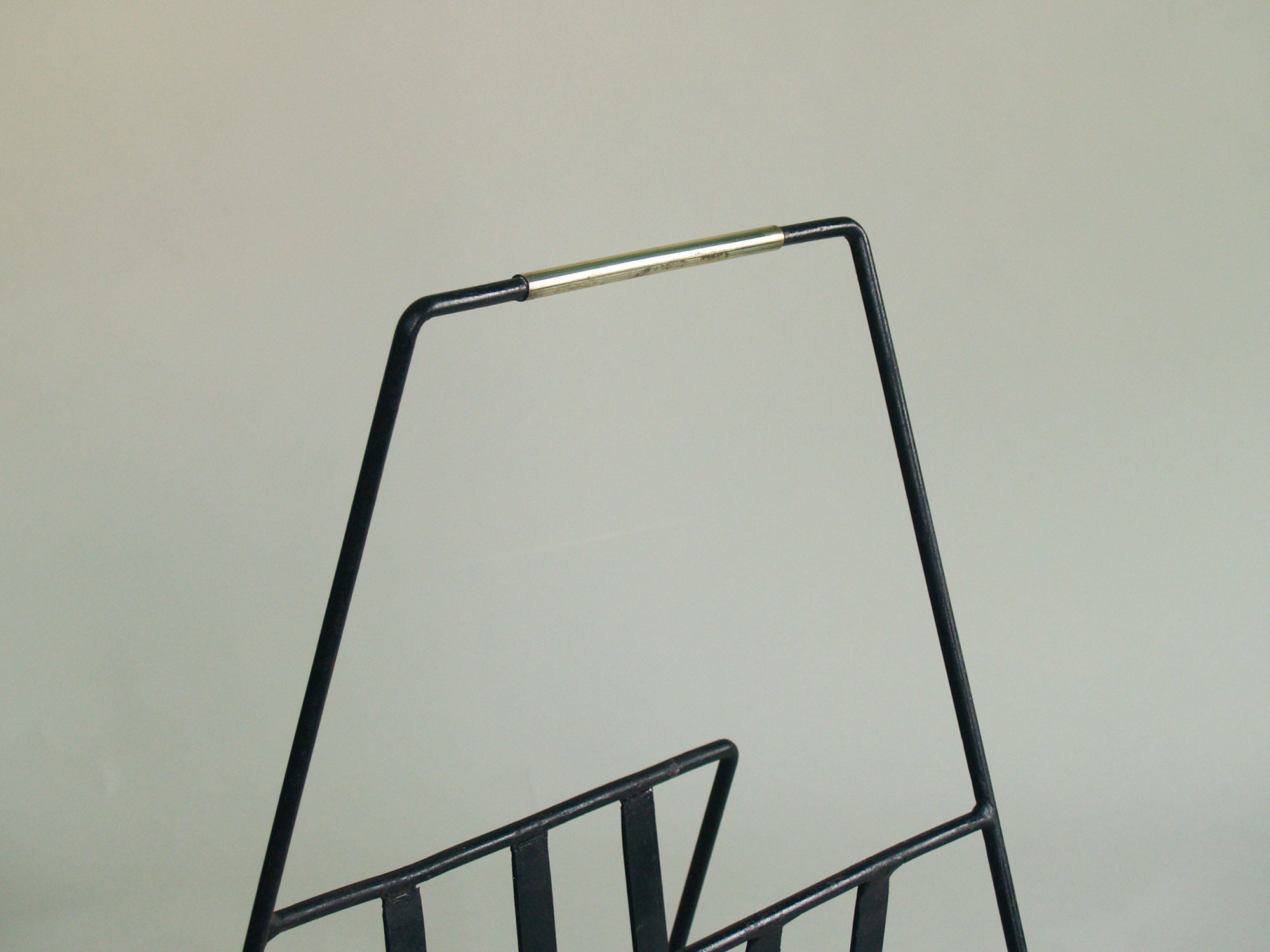 Porte-revue moderniste, France (années 1950)..Modernist Magazine rack, France (circa 1950)
