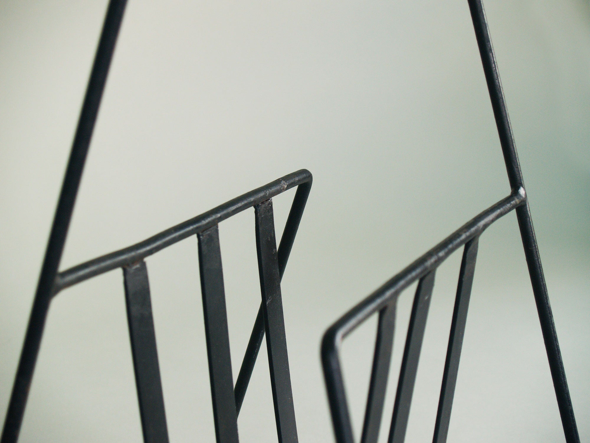 Porte-revue moderniste, France (années 1950)..Modernist Magazine rack, France (circa 1950)