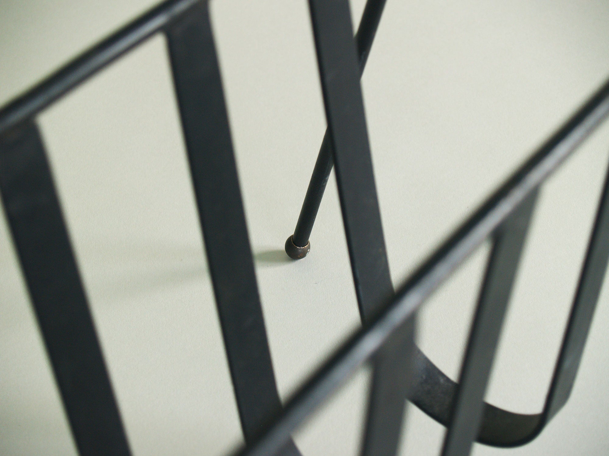 Porte-revue moderniste, France (années 1950)..Modernist Magazine rack, France (circa 1950)