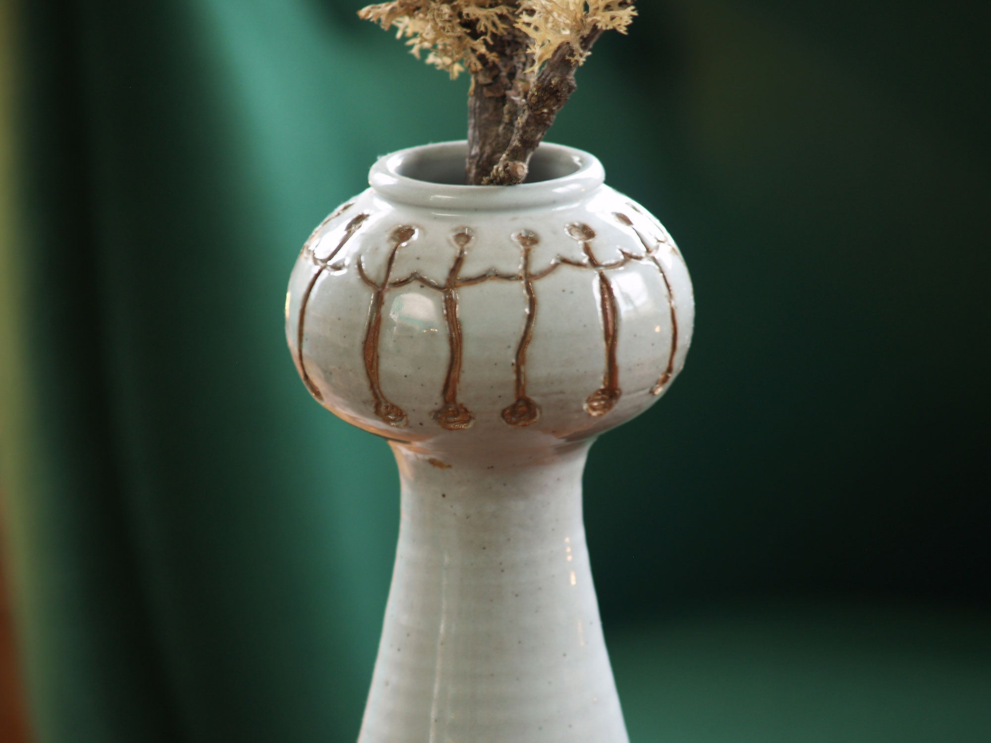 Vase en grès de Guillaume Met de Penninghen, France (vers 1950)..Sculptural vase by  Guillaume Met de Penninghen, France (circa 1950)