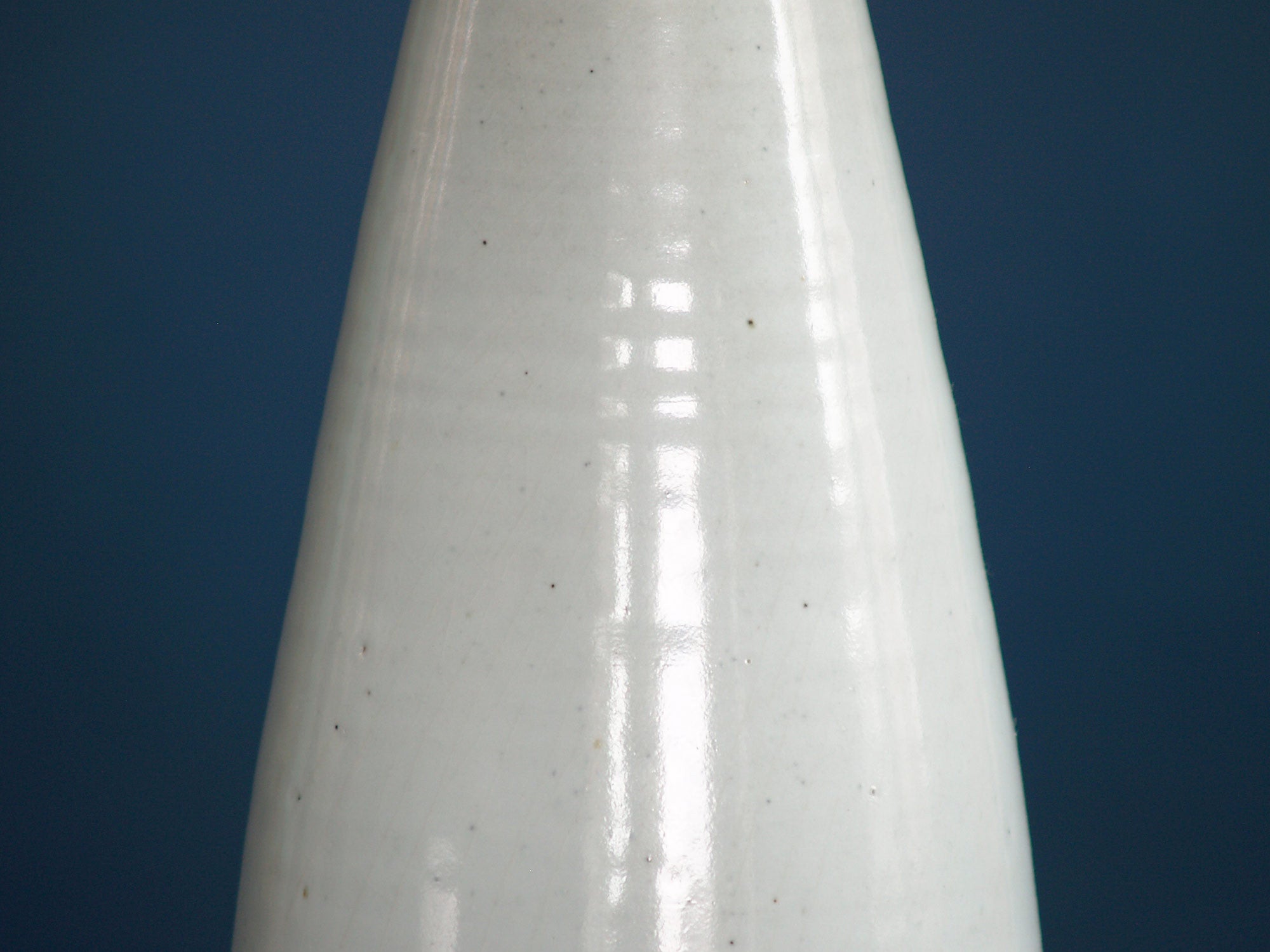 Vase en grès de Guillaume Met de Penninghen, France (vers 1950)..Sculptural vase by  Guillaume Met de Penninghen, France (circa 1950)