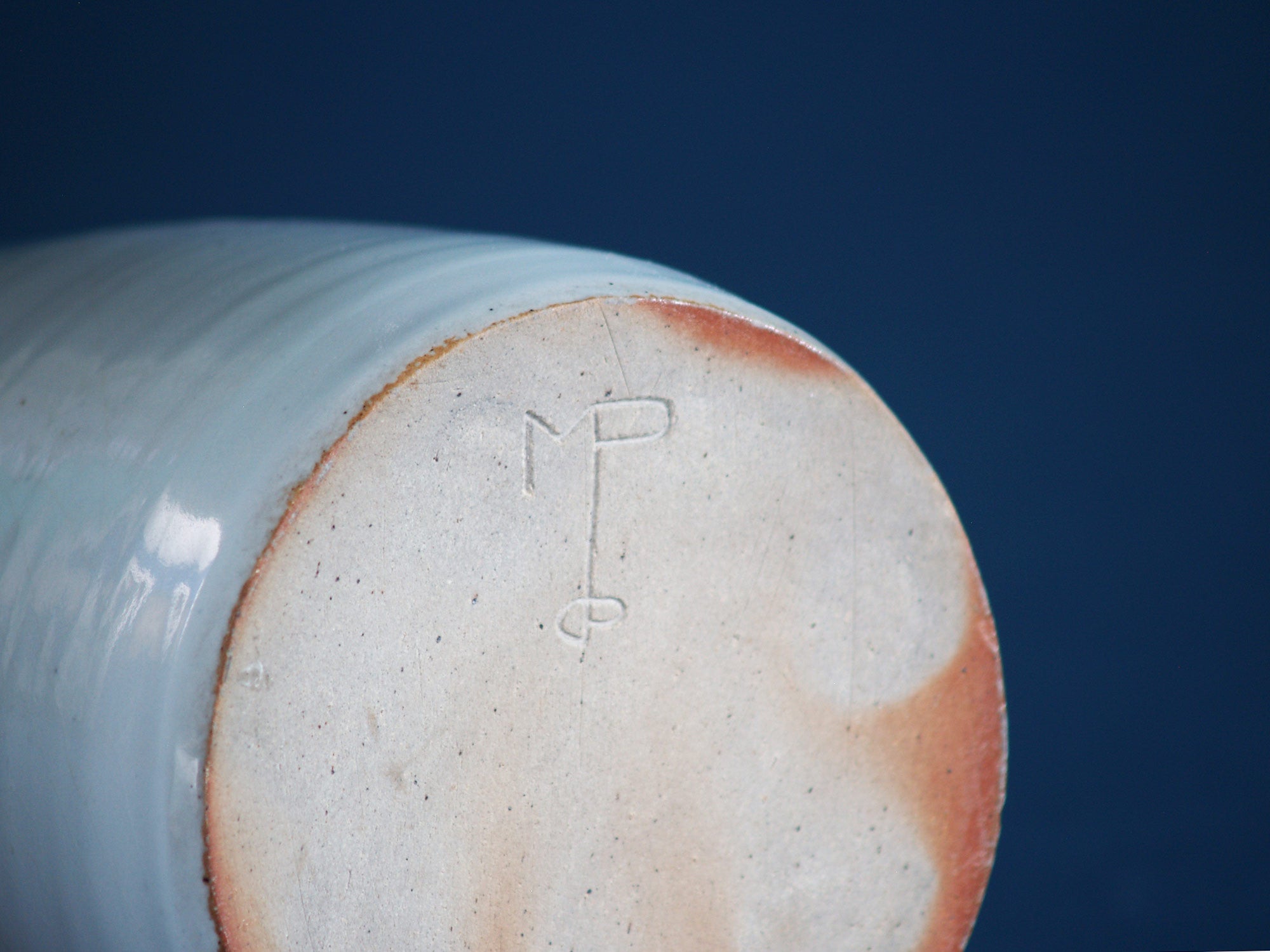 Vase en grès de Guillaume Met de Penninghen, France (vers 1950)..Sculptural vase by  Guillaume Met de Penninghen, France (circa 1950)