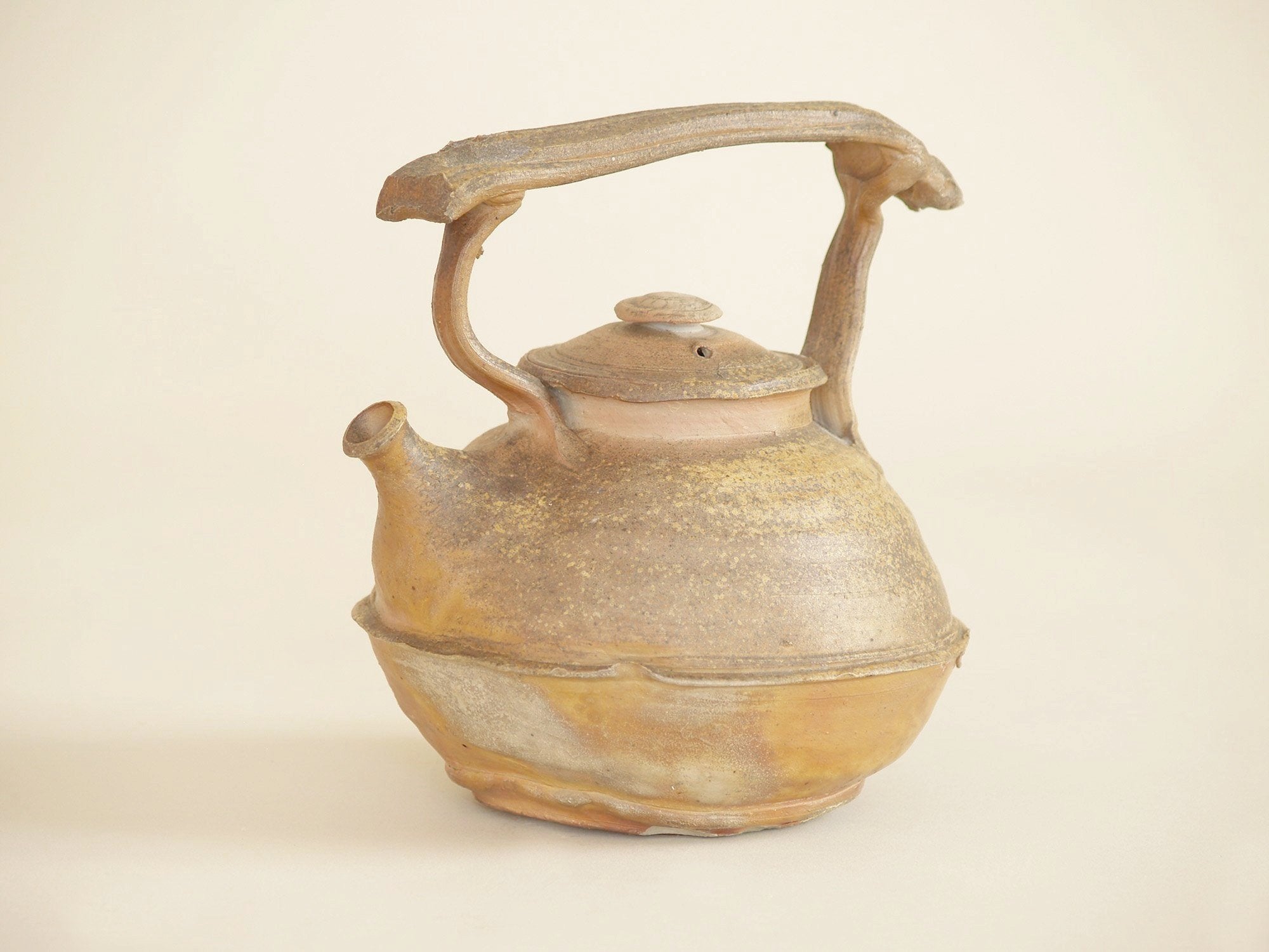 Théière par Josette Miquel & Hervé Rousseau à la Borne, France (vers 1990) - Collection Lambiotte..La Borne Teapot by Josette Miquel & Hervé Rousseau, France (circa 1990) - Collection Lambiotte