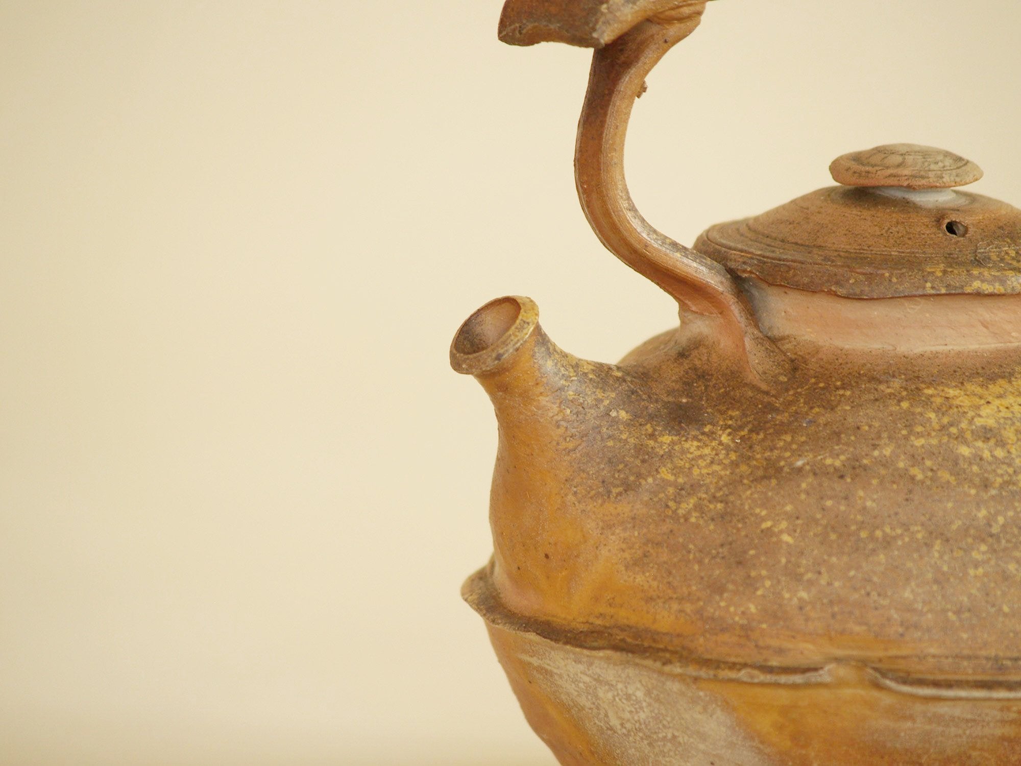 Théière par Josette Miquel & Hervé Rousseau à la Borne, France (vers 1990) - Collection Lambiotte..La Borne Teapot by Josette Miquel & Hervé Rousseau, France (circa 1990) - Collection Lambiotte