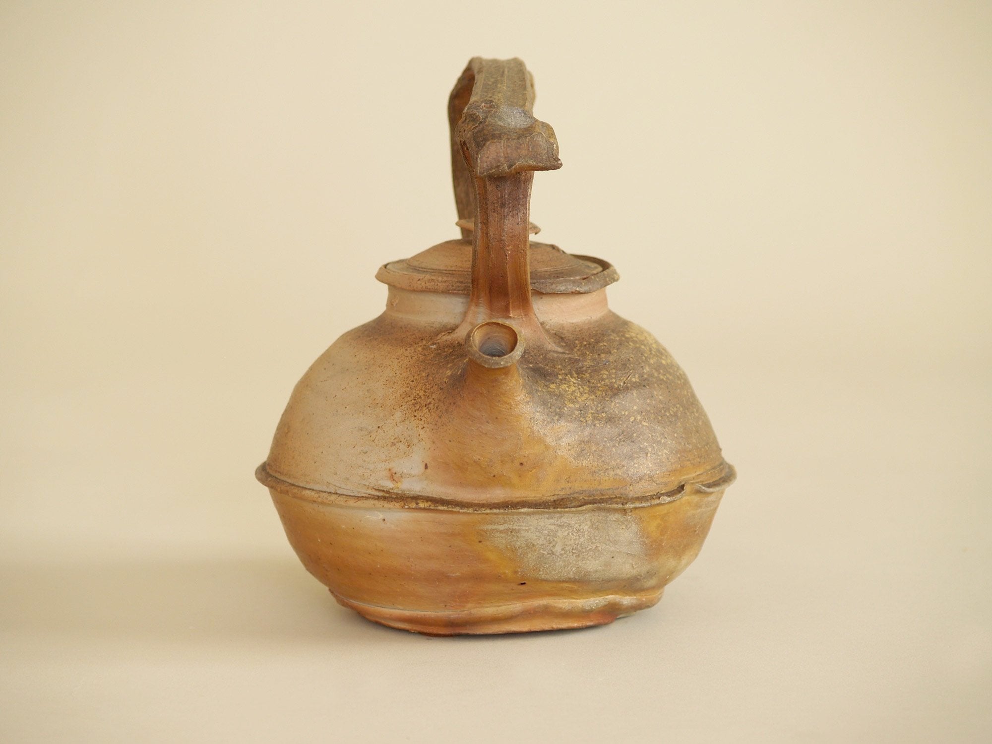 Théière par Josette Miquel & Hervé Rousseau à la Borne, France (vers 1990) - Collection Lambiotte..La Borne Teapot by Josette Miquel & Hervé Rousseau, France (circa 1990) - Collection Lambiotte