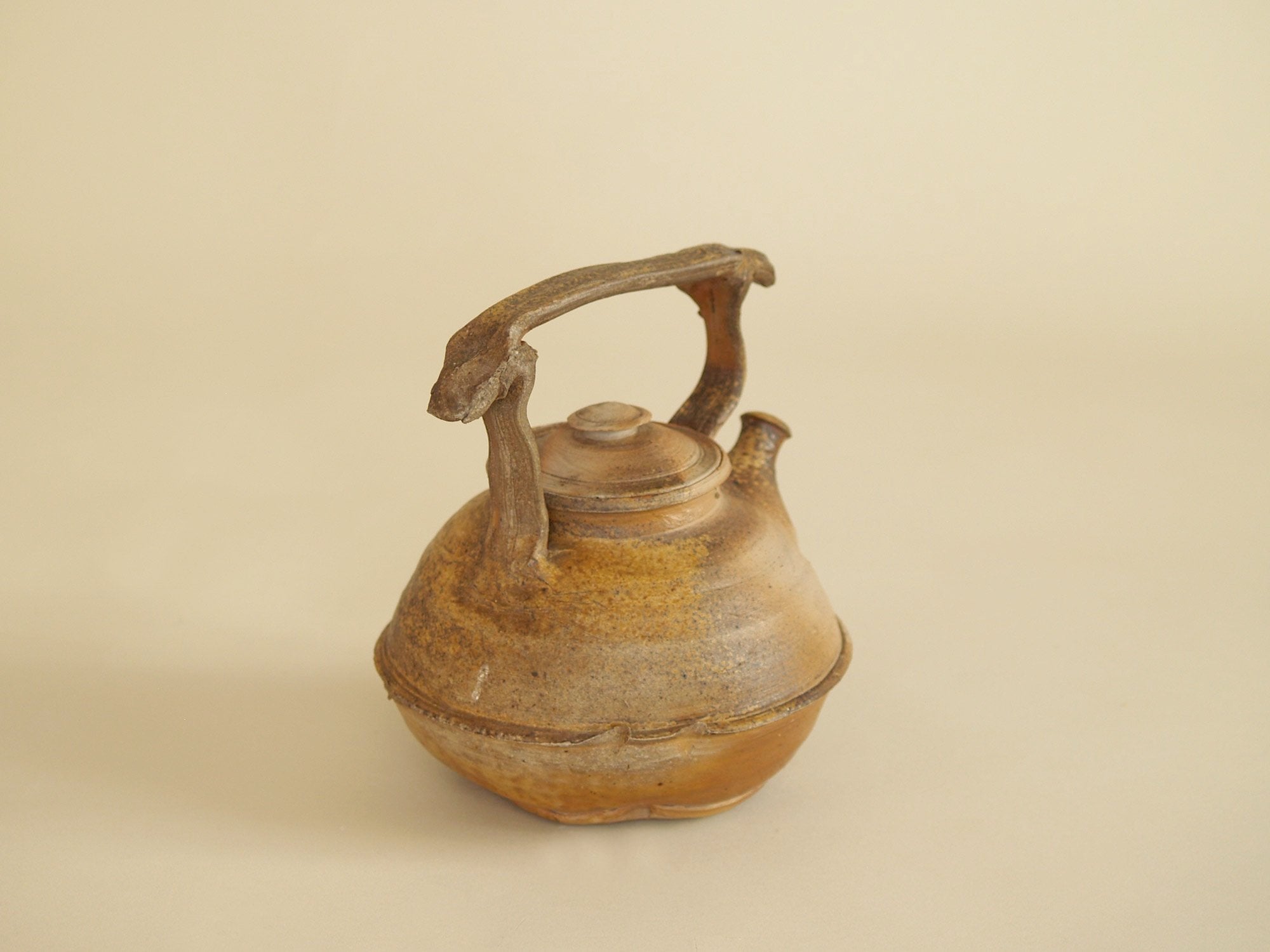 Théière par Josette Miquel & Hervé Rousseau à la Borne, France (vers 1990) - Collection Lambiotte..La Borne Teapot by Josette Miquel & Hervé Rousseau, France (circa 1990) - Collection Lambiotte