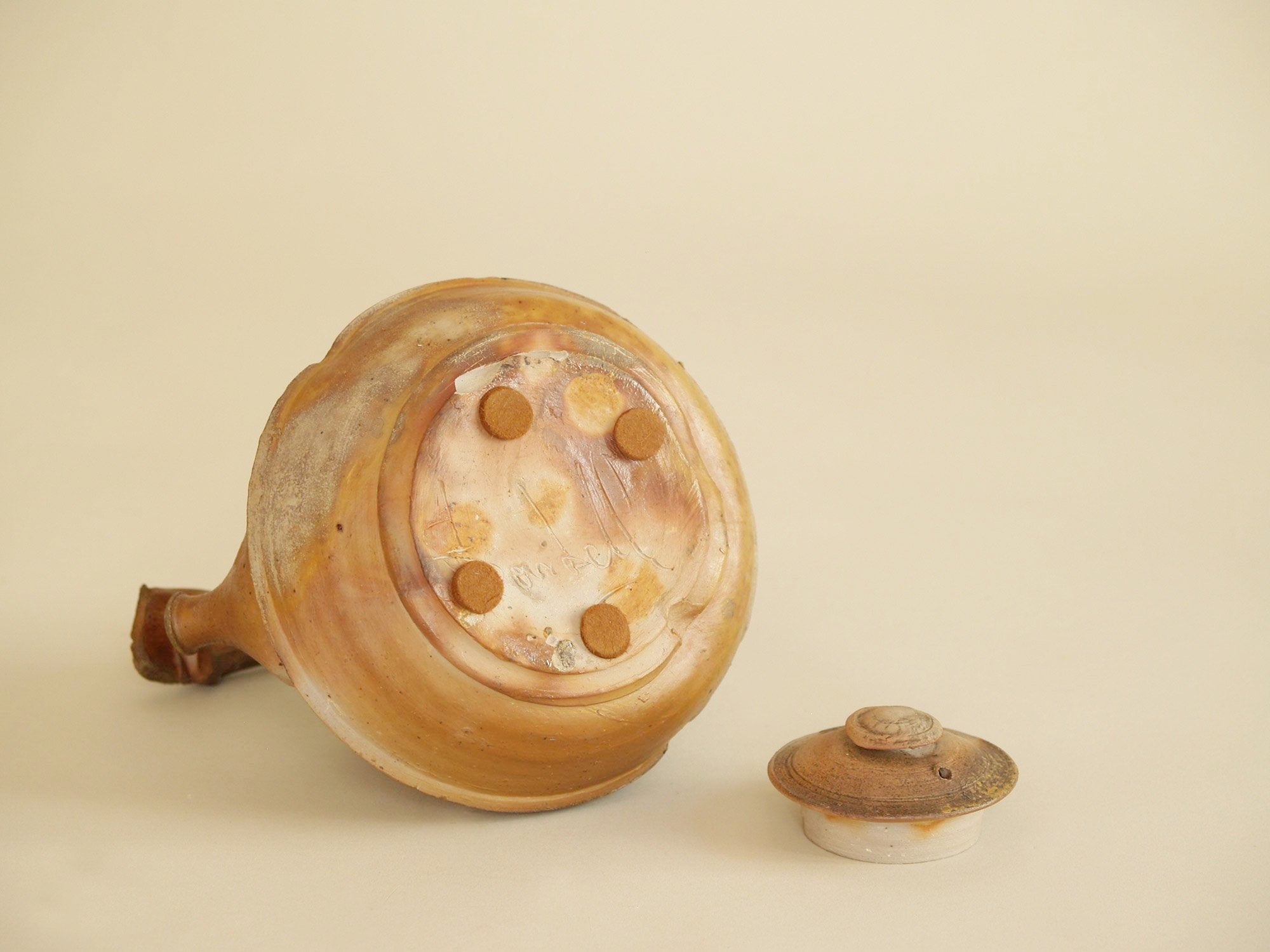 Théière par Josette Miquel & Hervé Rousseau à la Borne, France (vers 1990) - Collection Lambiotte..La Borne Teapot by Josette Miquel & Hervé Rousseau, France (circa 1990) - Collection Lambiotte