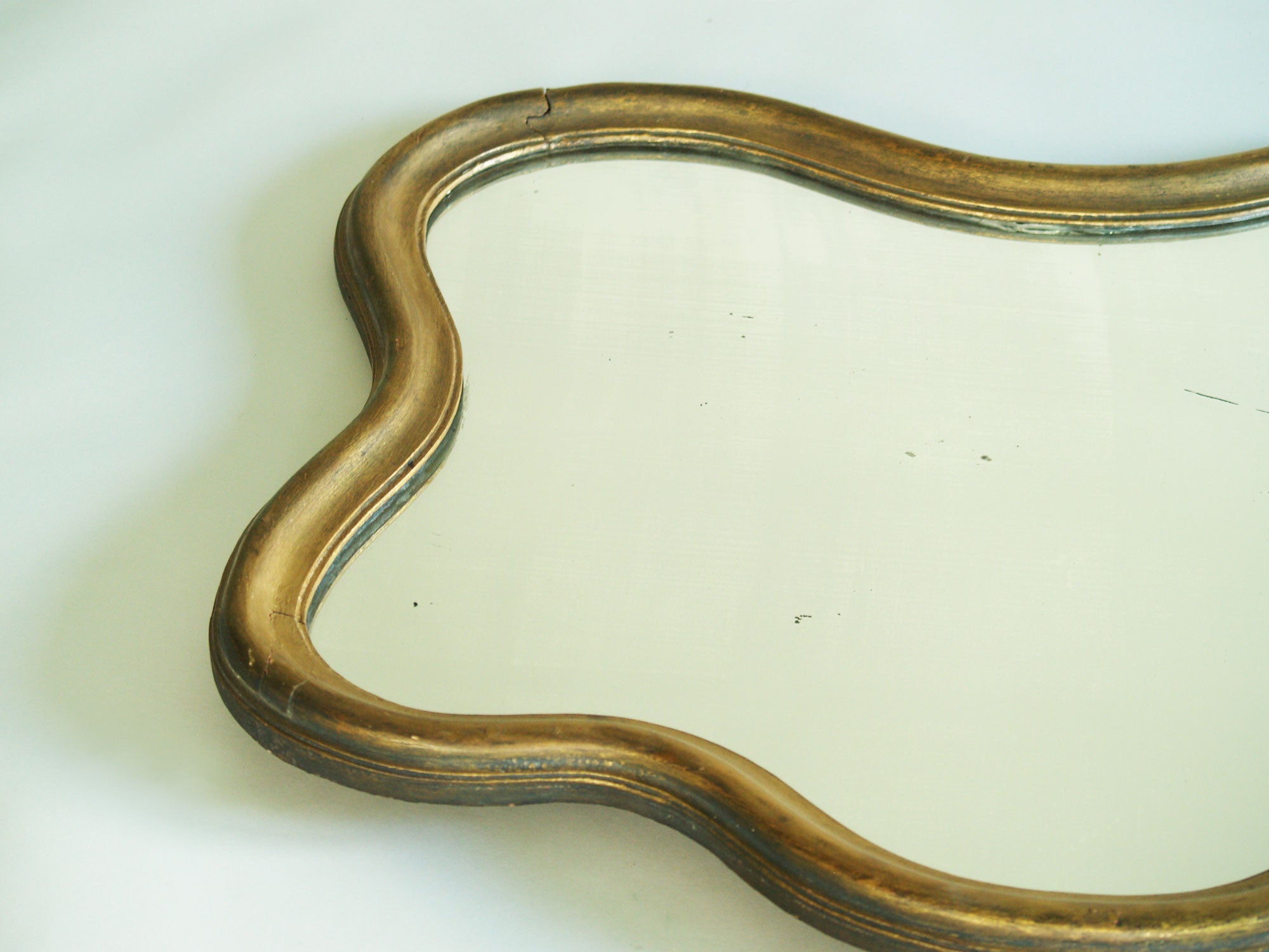 Miroir mouvementé d'esprit surréaliste, France (vers 1920)..Surrealist style mirror, France (circa 1920)