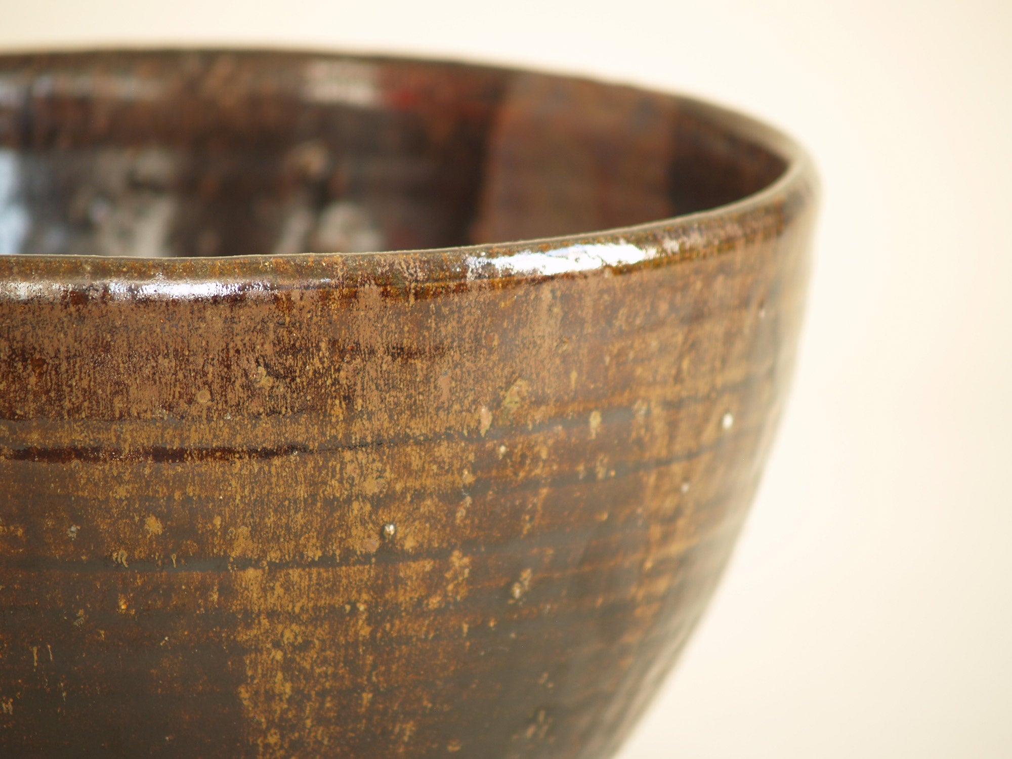 Monumental chawan collectif pour cérémonie du thé Ochamori, Japon (vers 1930-50)..Seto ware big chawan bowl for big Ochamori tea ceremony, Japan (ca. 1930-50)