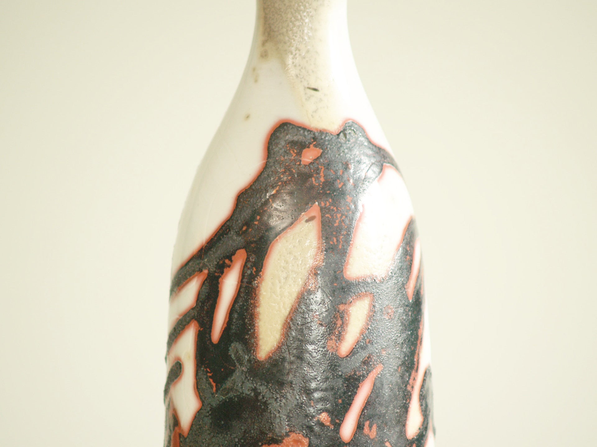 Vase‑bouteille d'Olivier Roy, France (vers 1986)..Vase by Olivier Roy, France (ca. 1986)